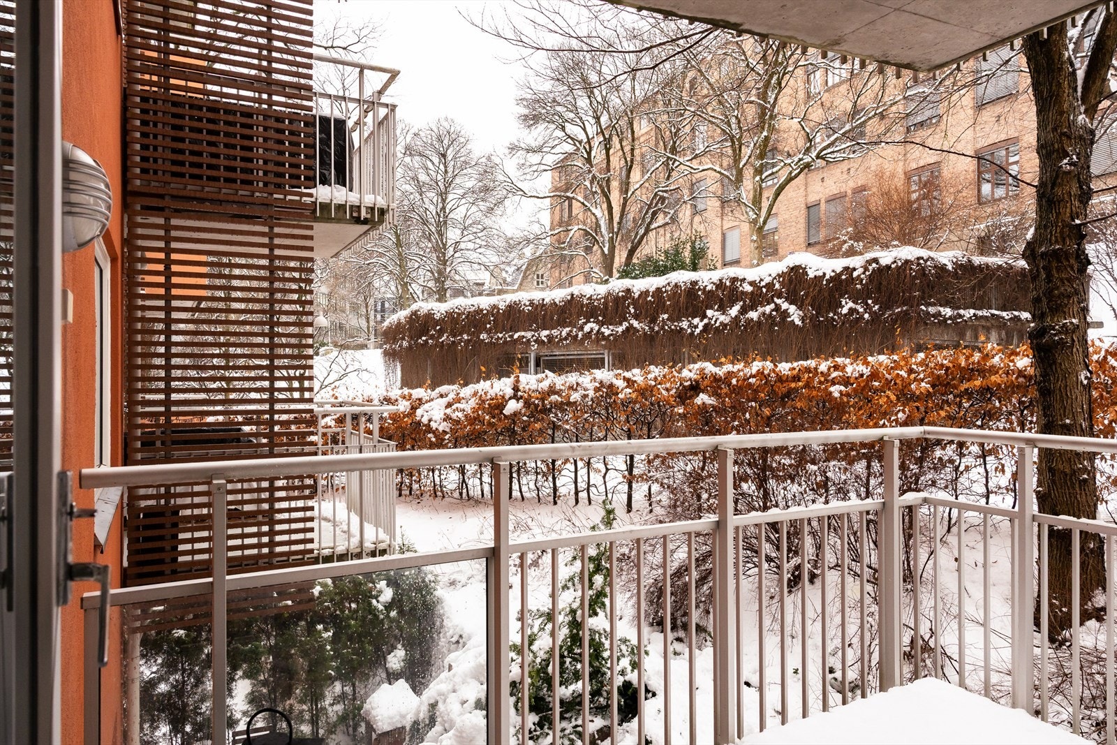 Her er det god plass til utemøbler for å nyte fine dager. Galleribilde
