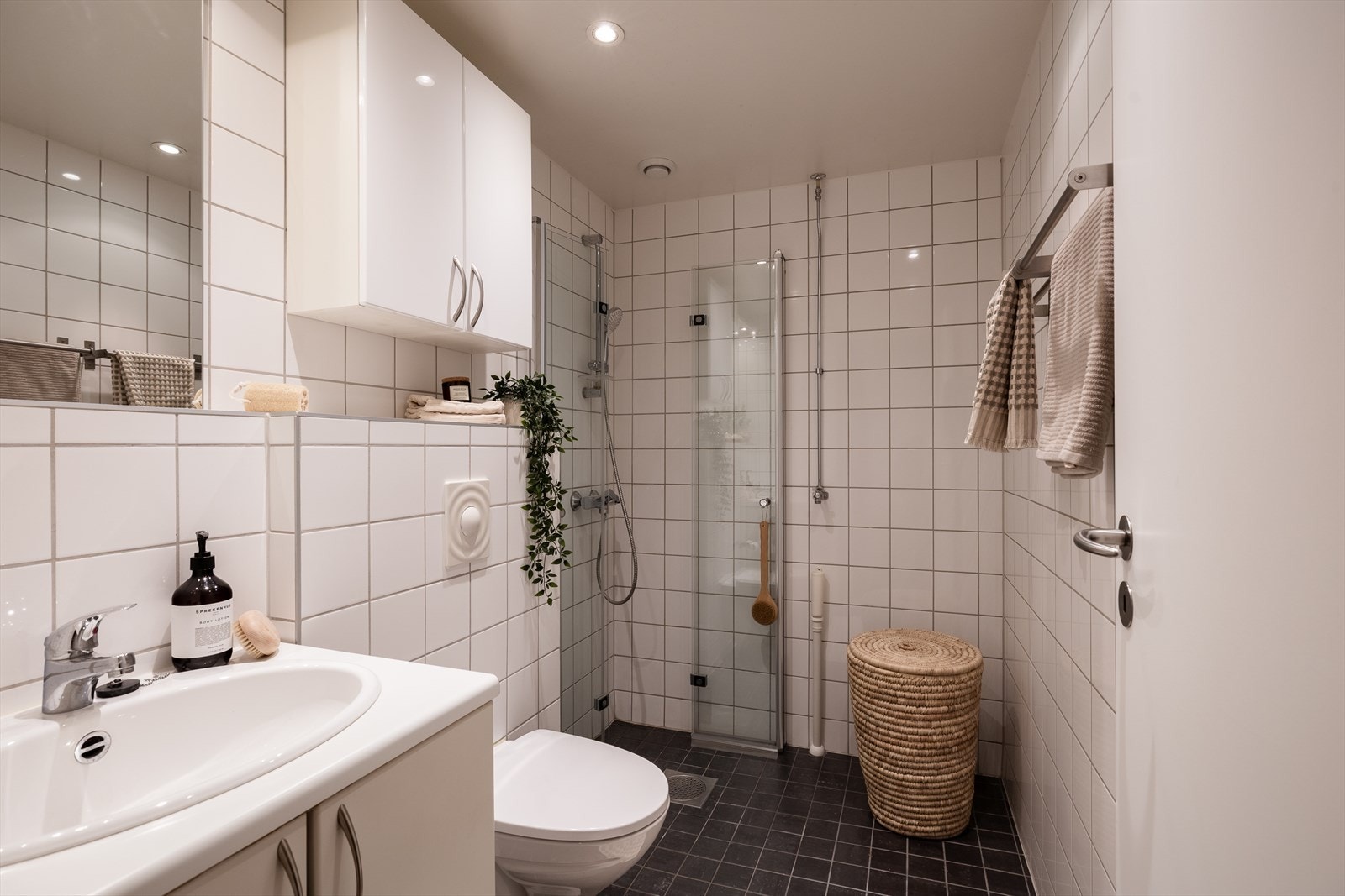 Romslig og delikat baderom med gulvvarme og opplegg for vaskemaskin Galleribilde