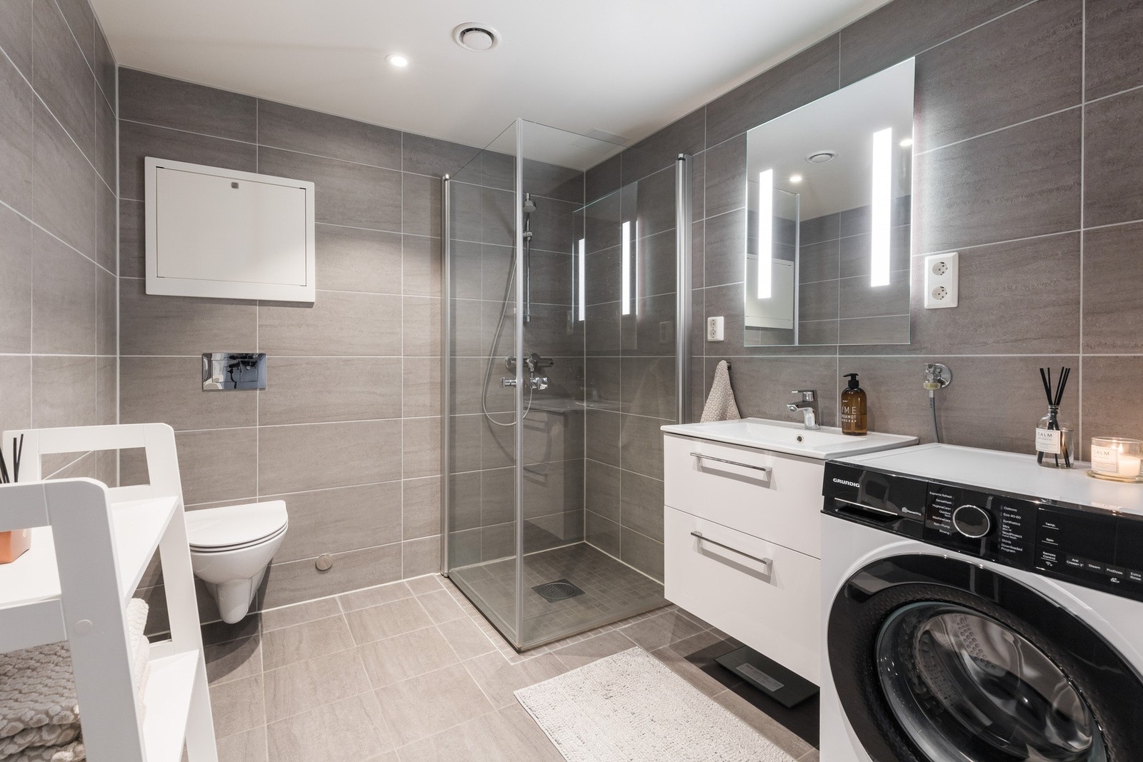 Delikat baderom på 30x30 flis på gulv og 60x30 flis på vegger Galleribilde