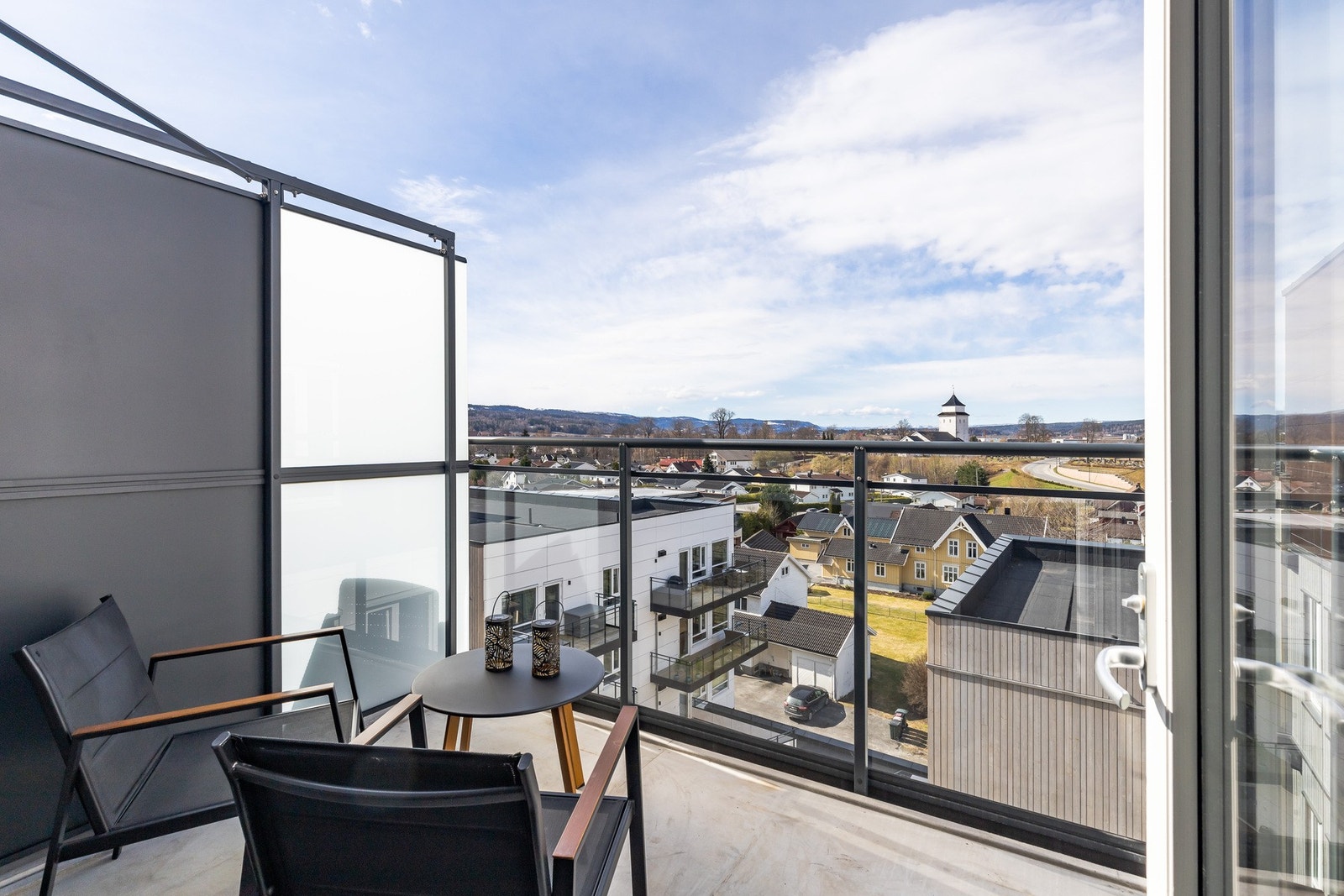 Fra stuen er det utgang til en sørvestvendt balkong med flott, langstrakt utsikt. Galleribilde