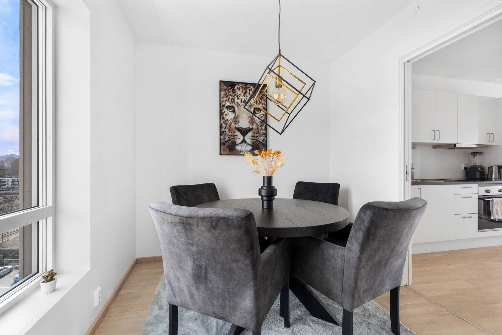 Som soverom får du fint plass til seng, nattbord og skrivebord. Galleribilde