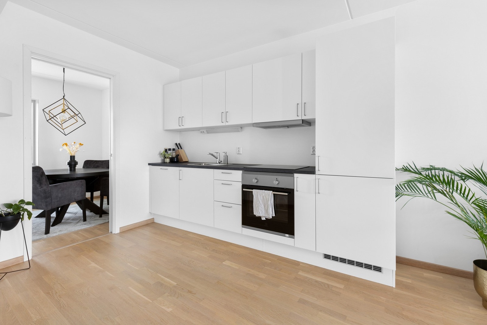 Fra kjøkken er det adkomst til soverom 2 som i dag benyttes som spisestue Galleribilde