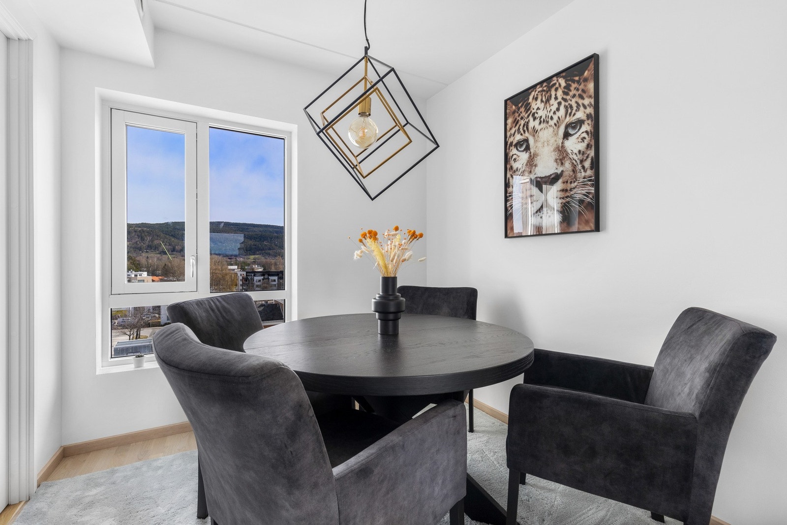 Fra soverom 2 er det fin utsikt fra stort vindu som gir rikelig med naturlig lys på formiddagen Galleribilde