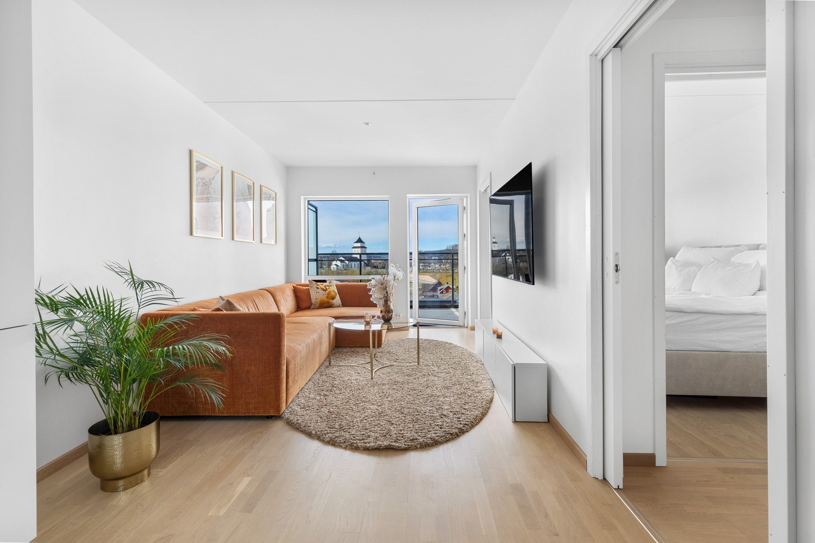 Stuen ligger i åpen løsning med kjøkkenet, og har plass til sofamøblement med tilhørende stuebord og multimedia. Galleribilde