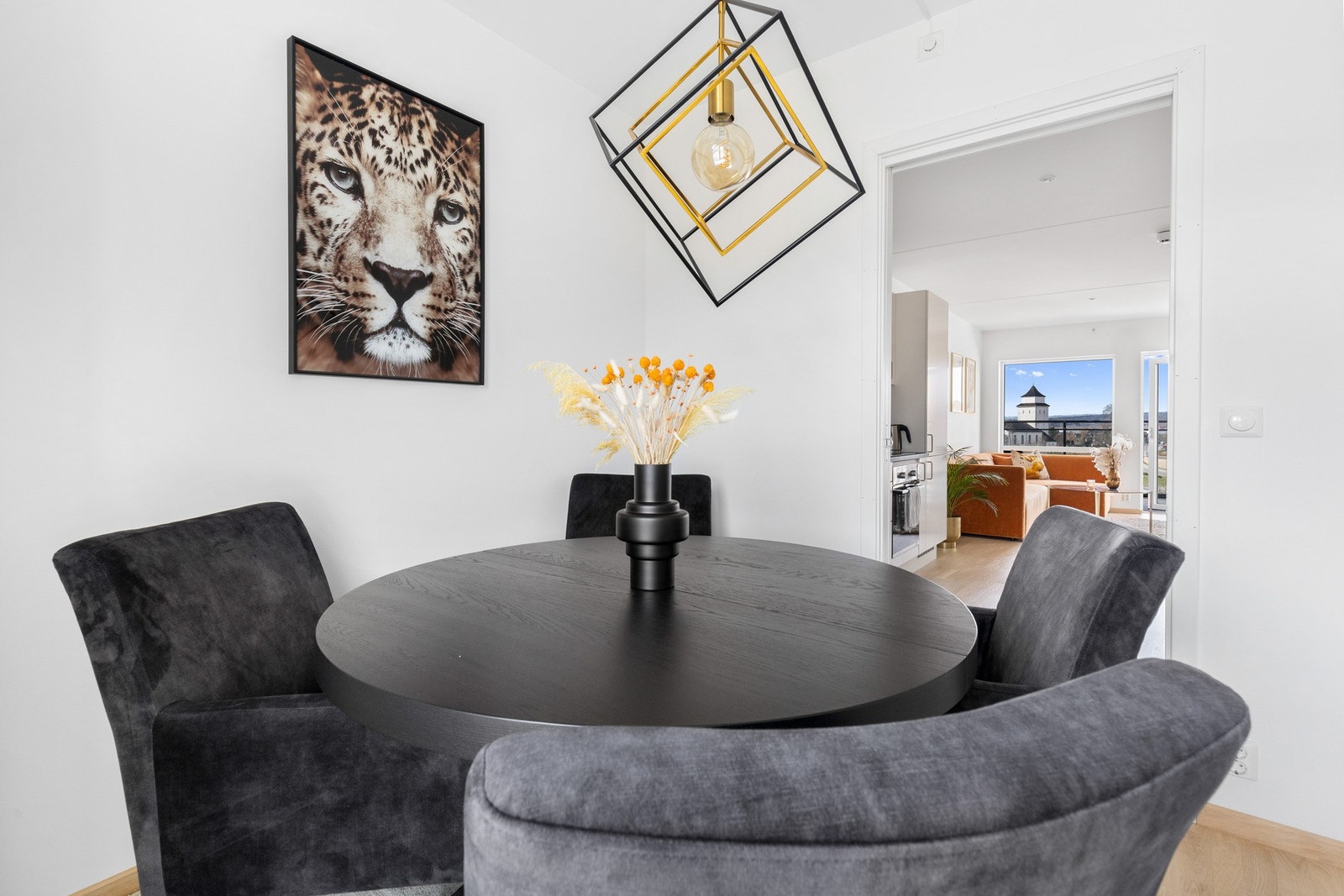 Soverom 2 er av god størrelse og har flere bruksområder - i dette tilfellet spisestue Galleribilde