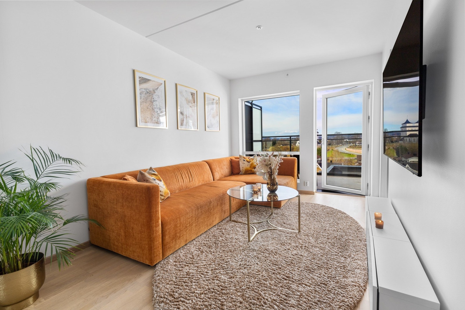 Fra stuen er det utgang til en sørvestvendt balkong med flott, langstrakt utsikt. Galleribilde