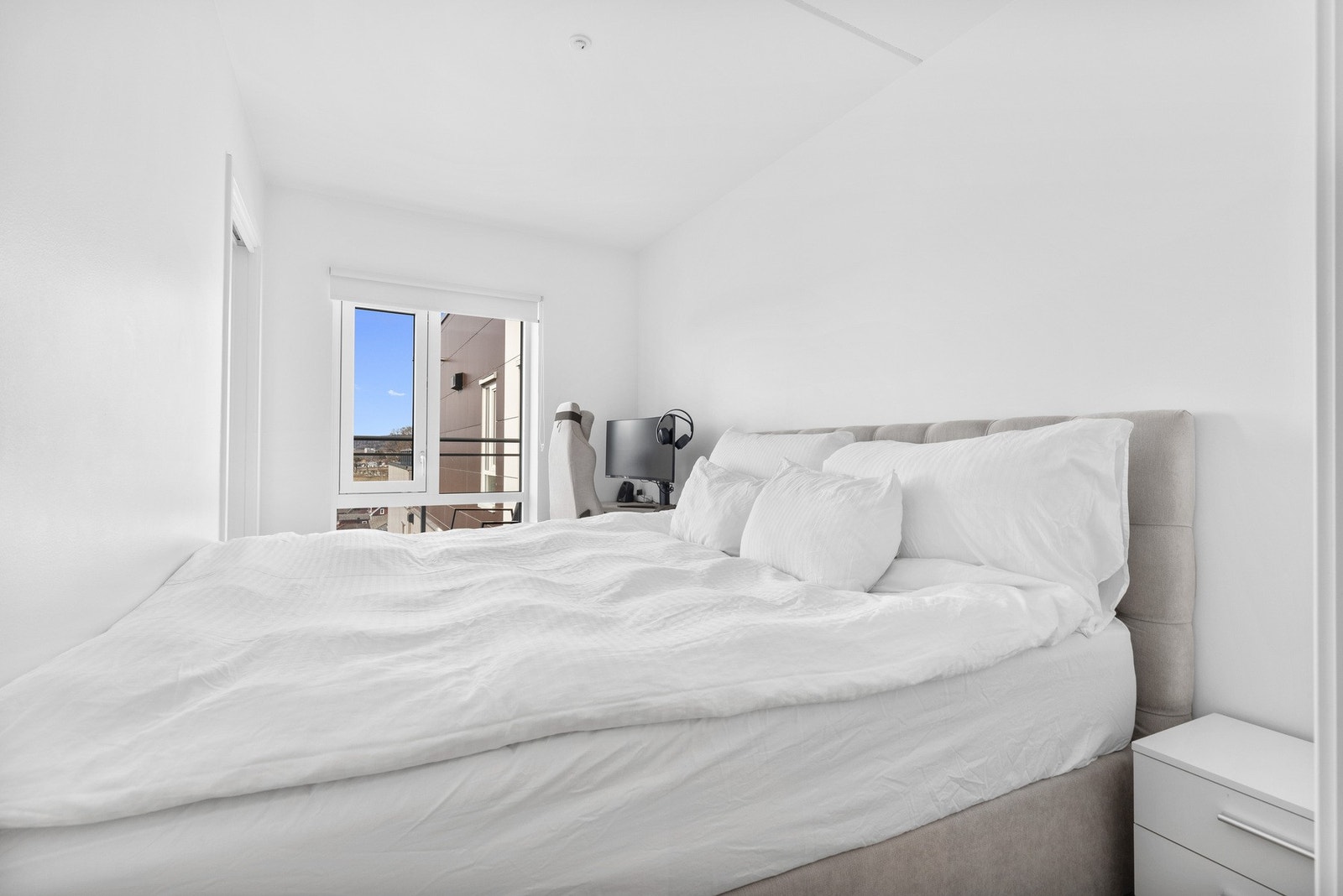 Hovedsoverommet er av fin størrelse med plass til dobbelseng med tilhørende nattbord - usjenert uten innsyn Galleribilde