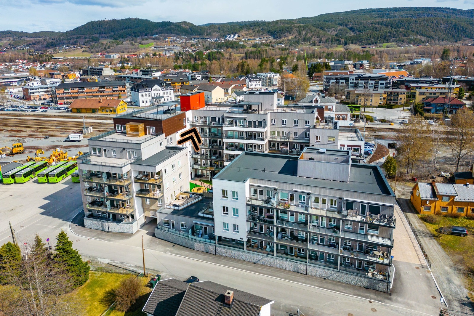 Dette er en tiltalende 3-roms selveierleilighet fra 2022. Leiligheten ligger i sjette og øverste etasje med heis rett på utsiden av inngangsdøren. Galleribilde