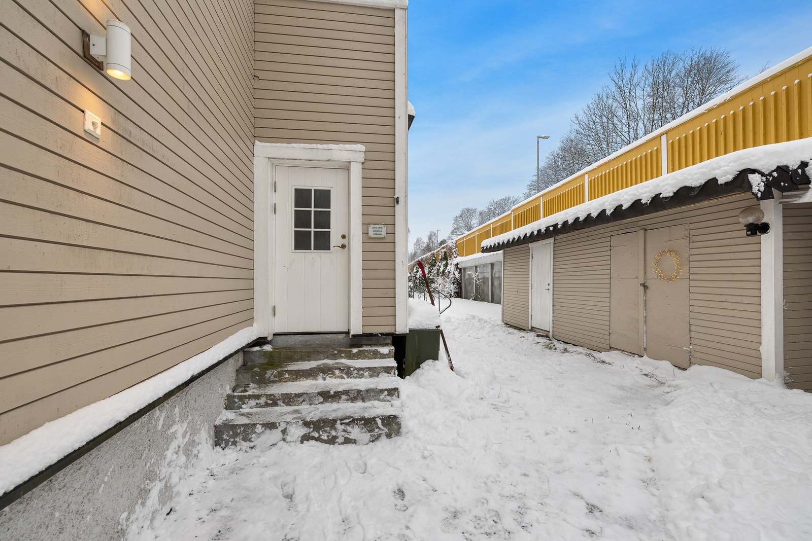 Adkomst inn til boligen i 1. etg. Galleribilde