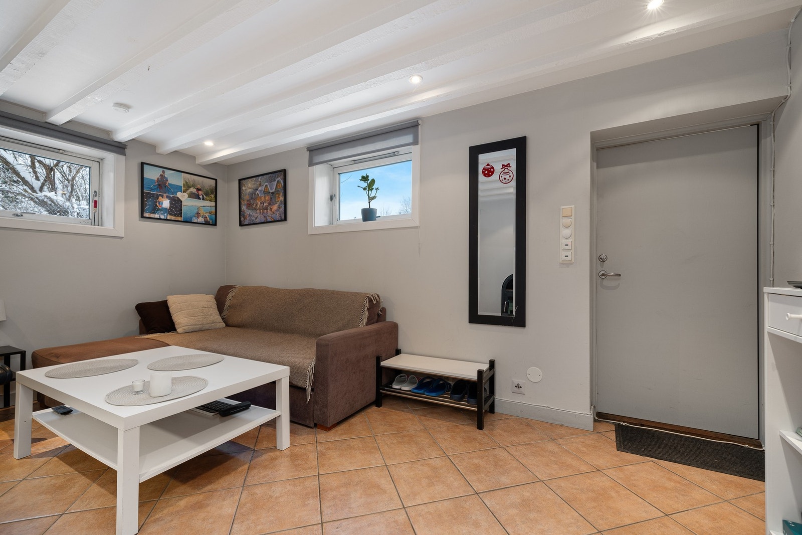 Egen inngang fra bakkeplan. Galleribilde