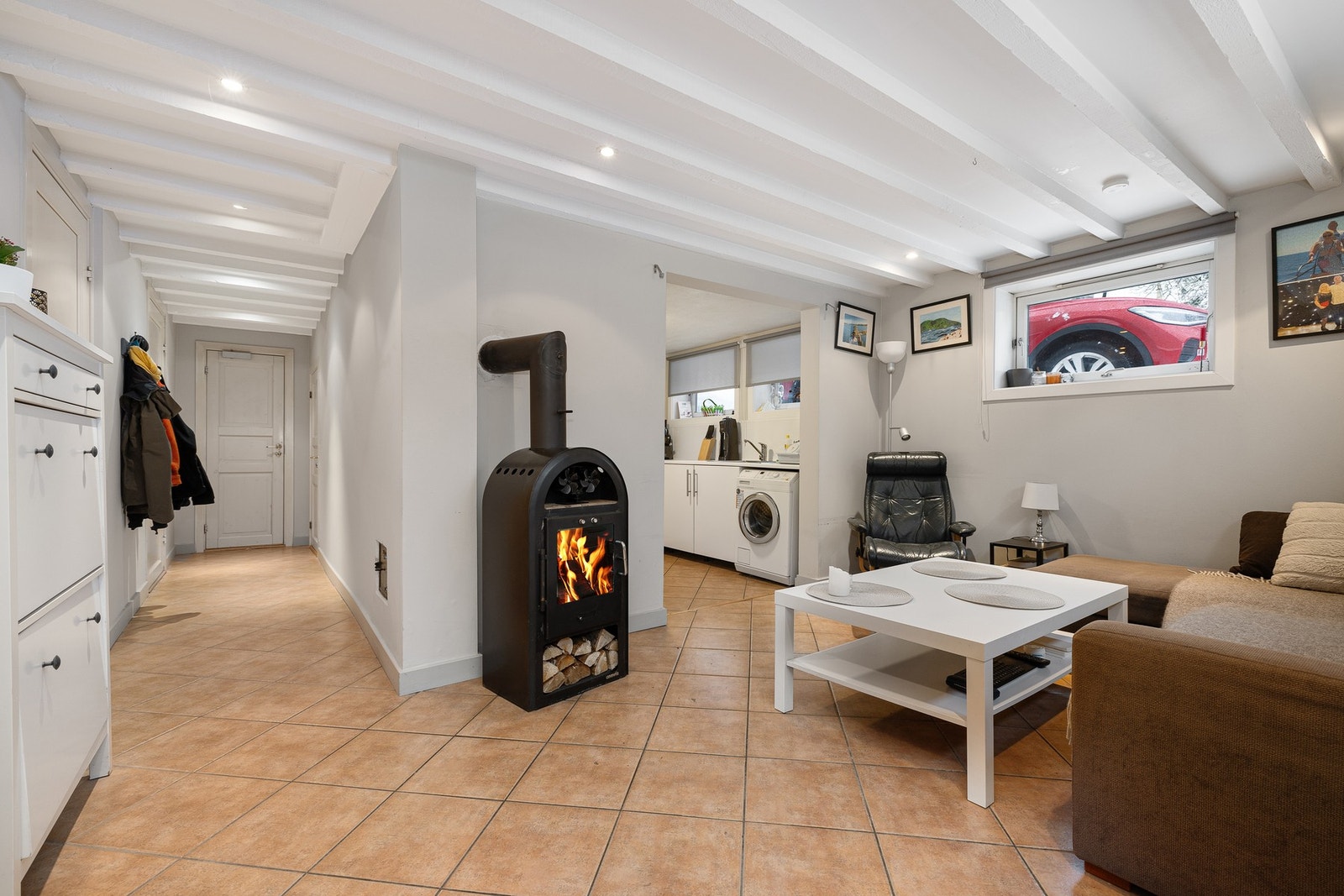 Resten av kjelleren er adskilt med en isolert dør som med enkle grep kan åpnes. Galleribilde