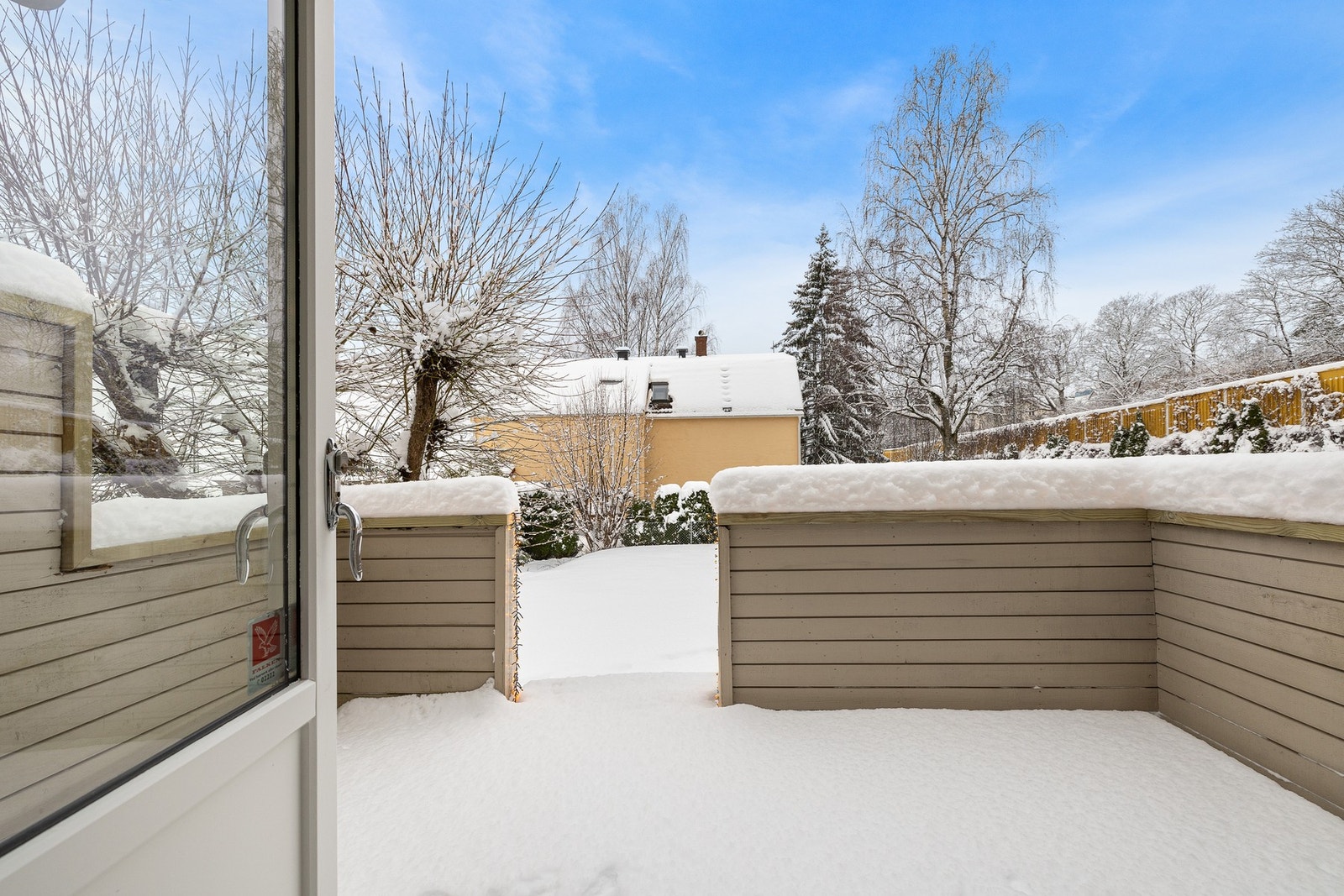 Adkomst til terrassen og stor solrik hage fra stuen. Galleribilde
