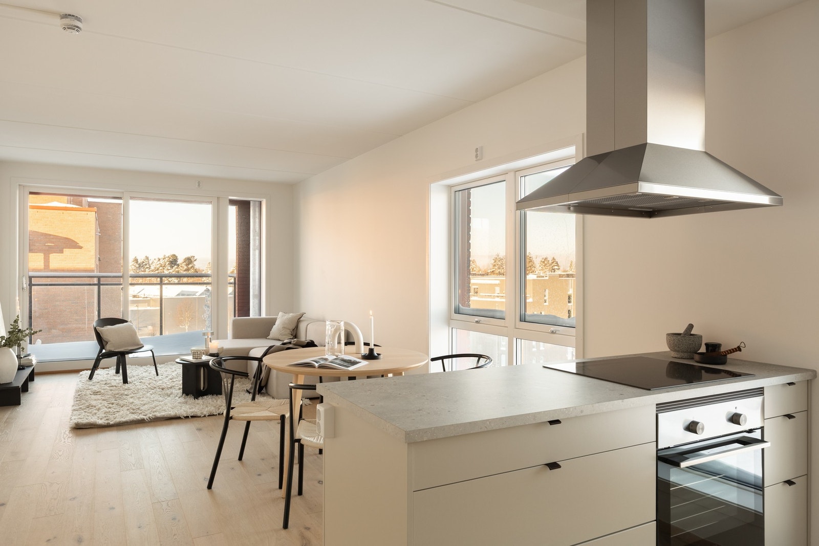 Leiligheten har store vindusflater som slipper inn mye naturlig lys. Galleribilde