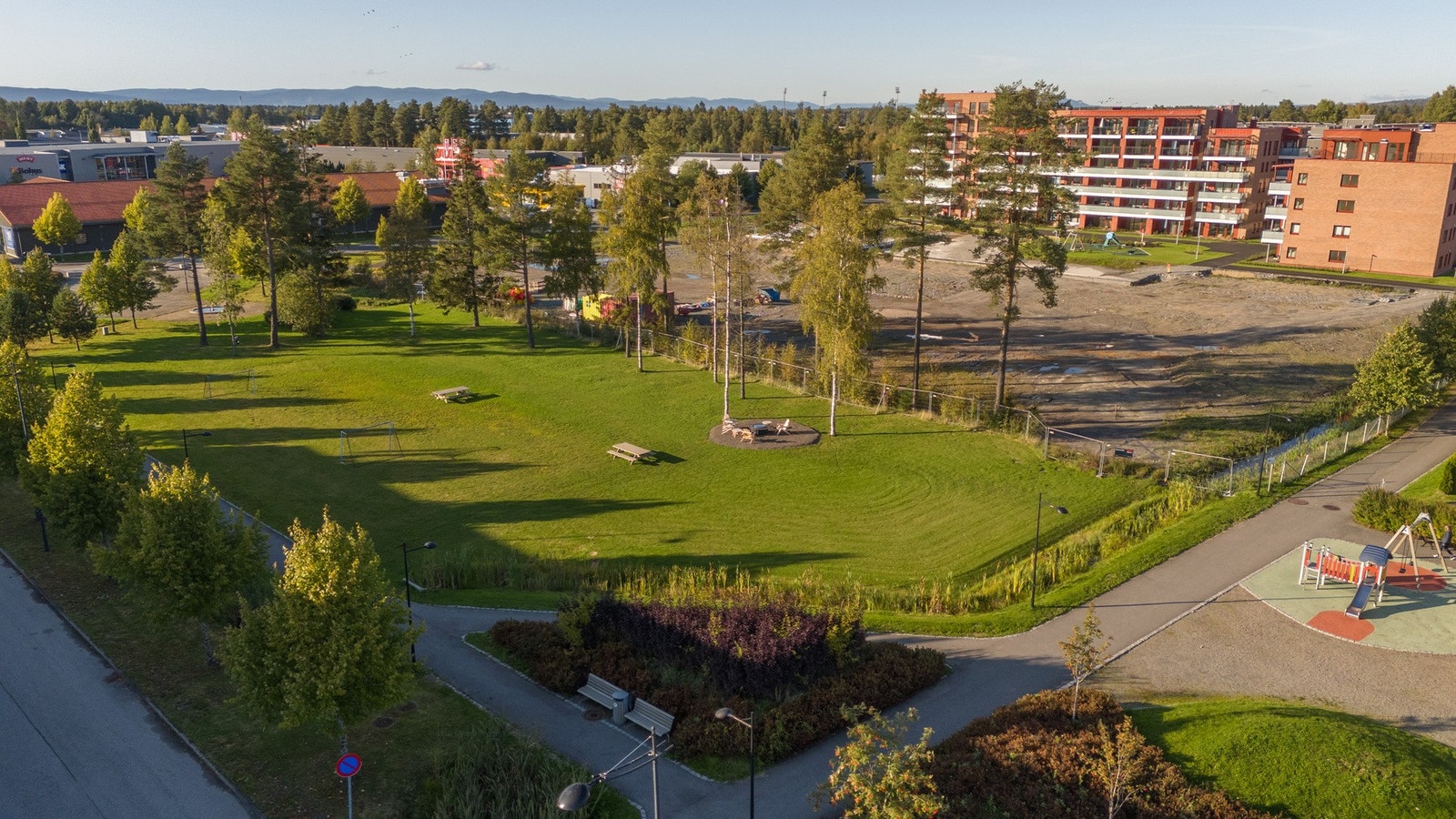 Kanalparken byr på attraktive grøntarealer og det legges stor vekt på pent opparbeidede uteområder i parken. Galleribilde
