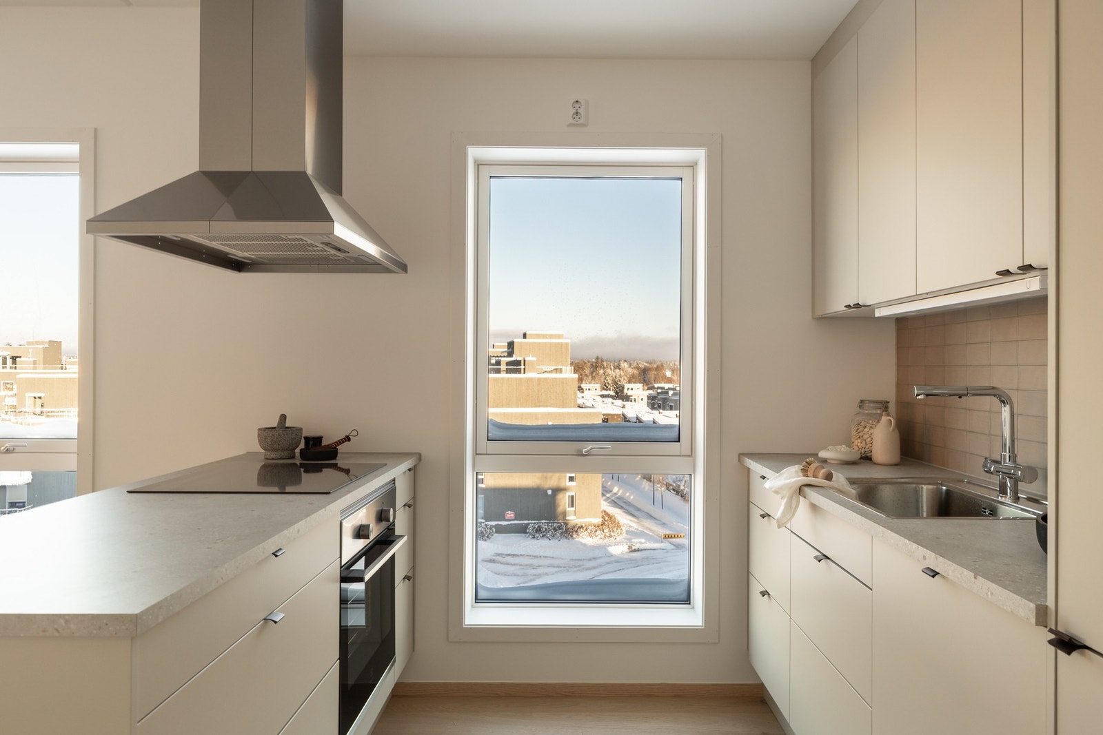 Stort og sosialt kjøkken med praktiske løsninger samt godt med både skap- og benkeplass. Galleribilde