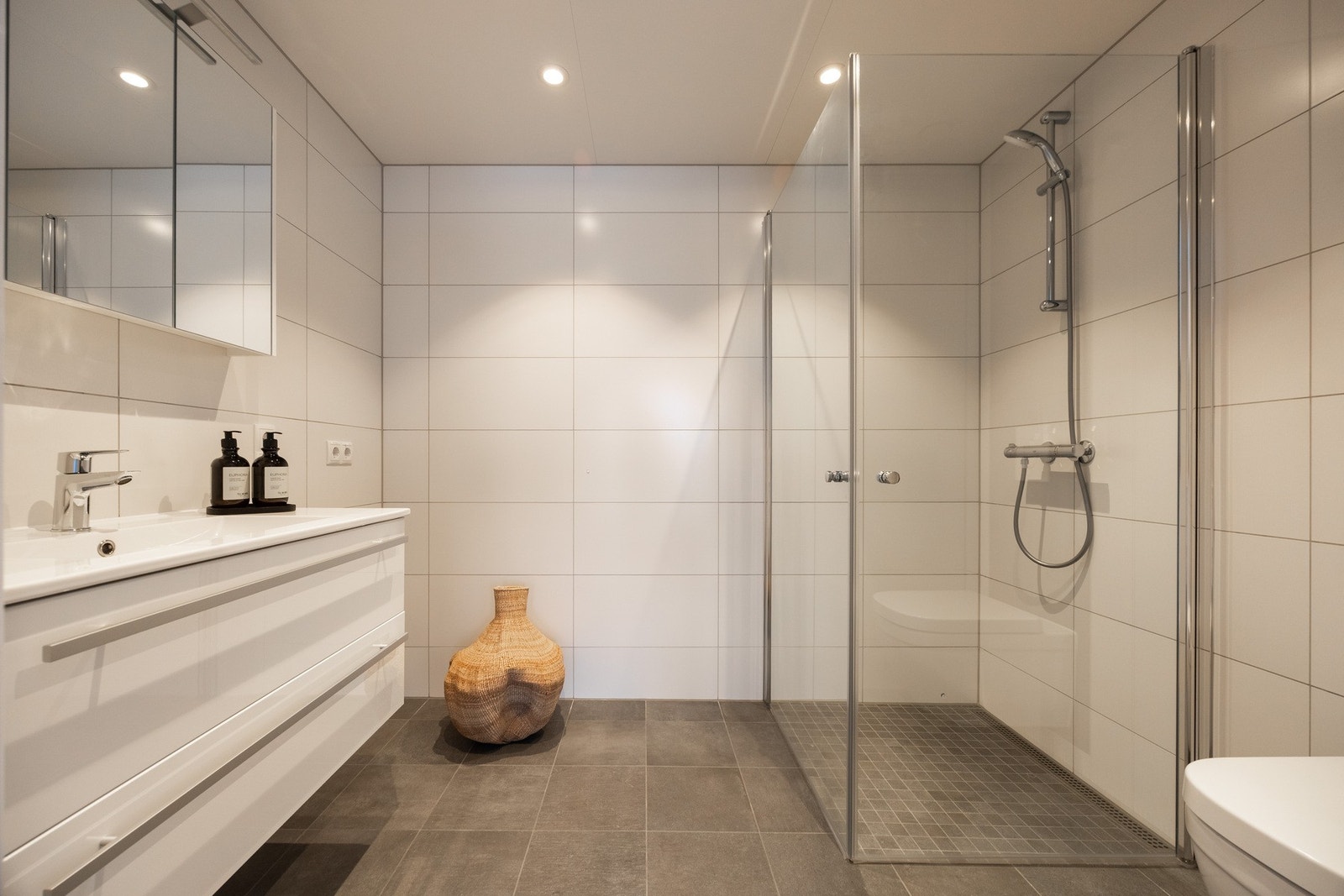 Stort og pent baderom. Galleribilde