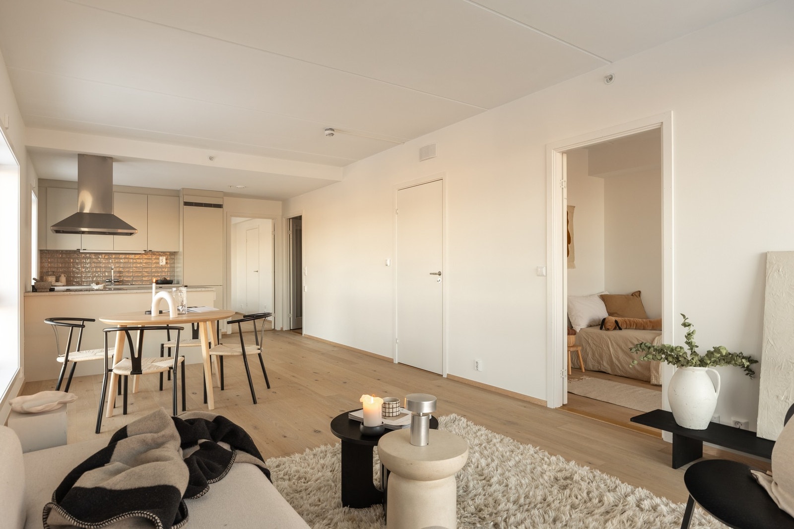 Leiligheten har en åpen luftig kjøkkenløsning mot stue. Galleribilde