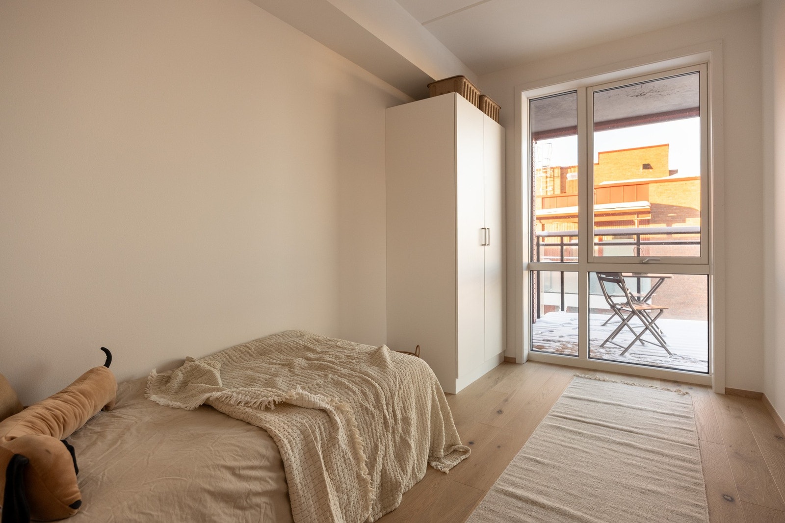 Leilighetens andre soverom. Begge rommene er innredet med garderobeskap. Galleribilde