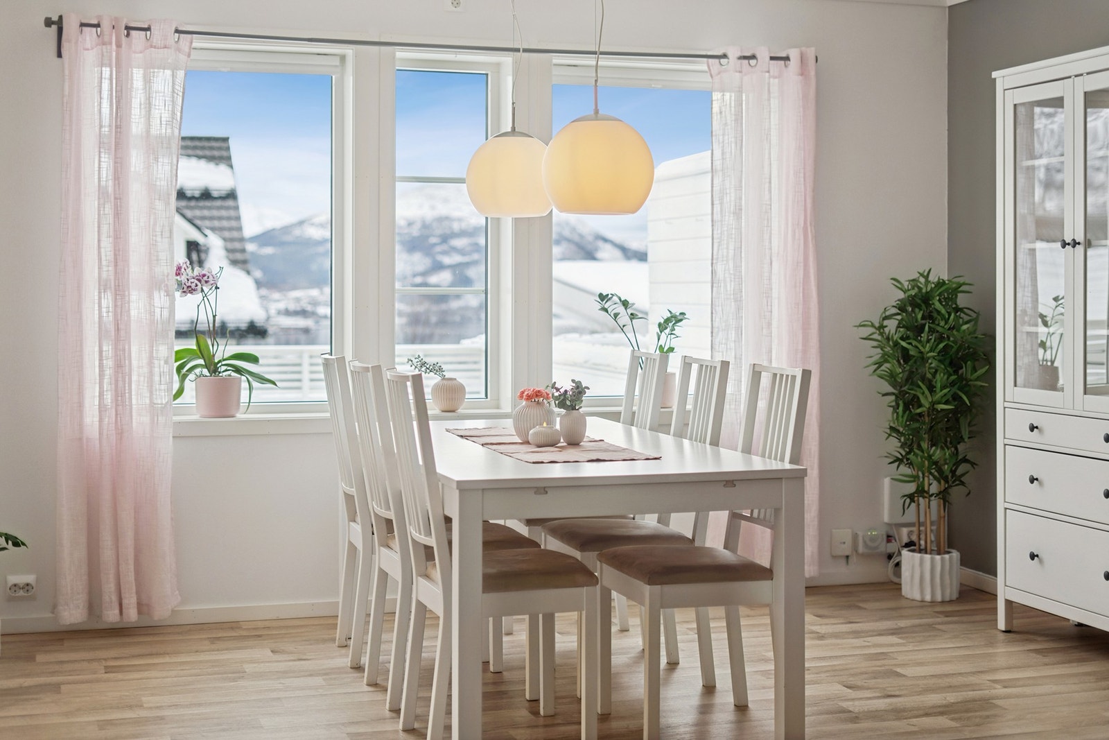 Store vindusflater slipper inn godt med lys. Galleribilde