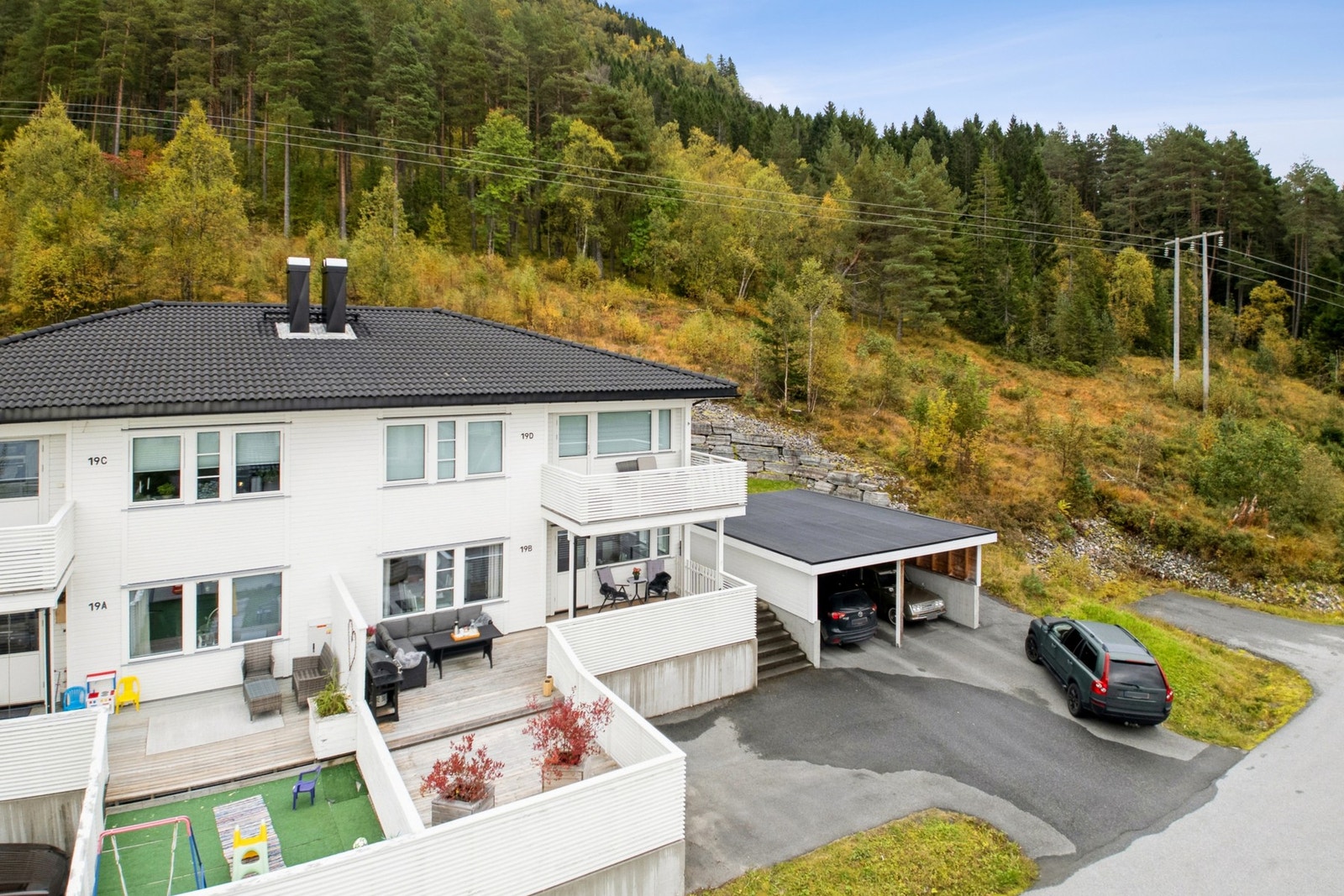 Eiendommen har god beliggenhet og det er fra eiendommen kort avstand til dagligvarebutikk og barnehage Galleribilde