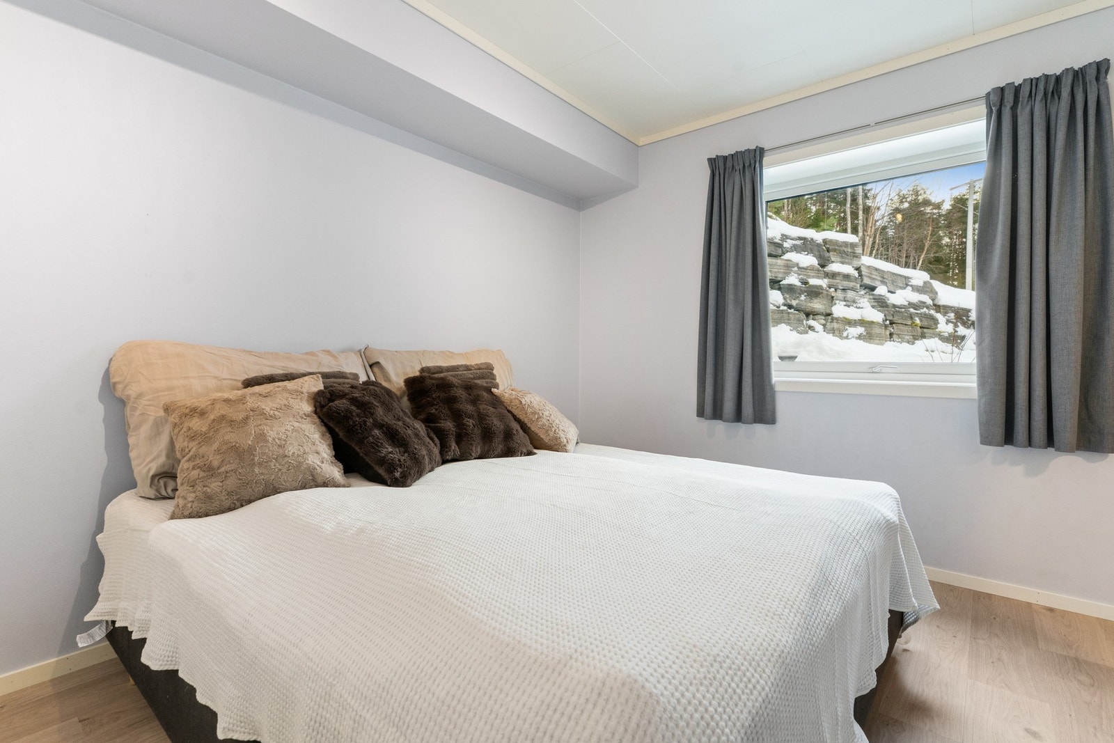 I 2025 ble det lagt klikkvinyl på hovedsoverommet. Galleribilde