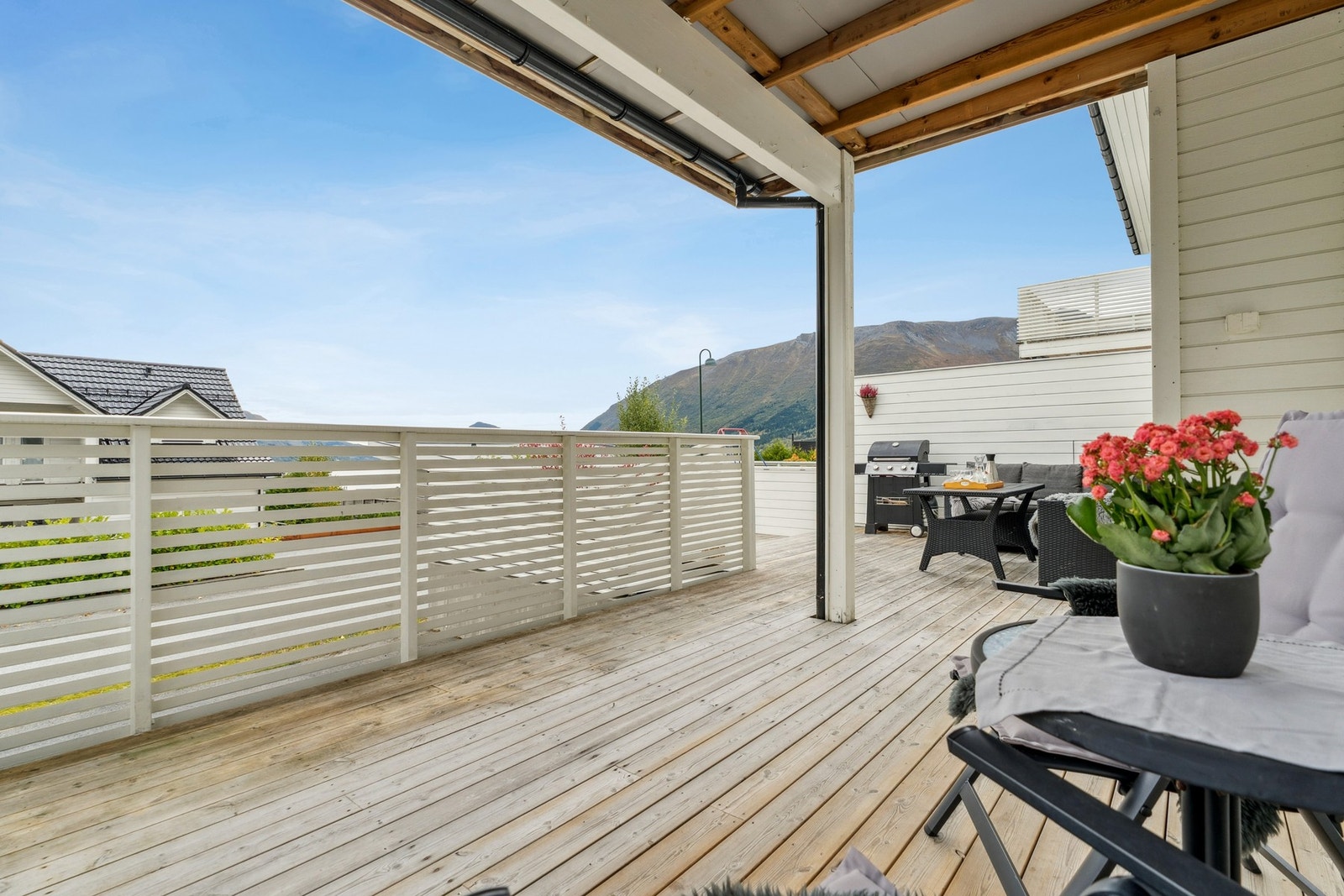 Her har du god plass til å plassere ønsket utemøblement. Galleribilde