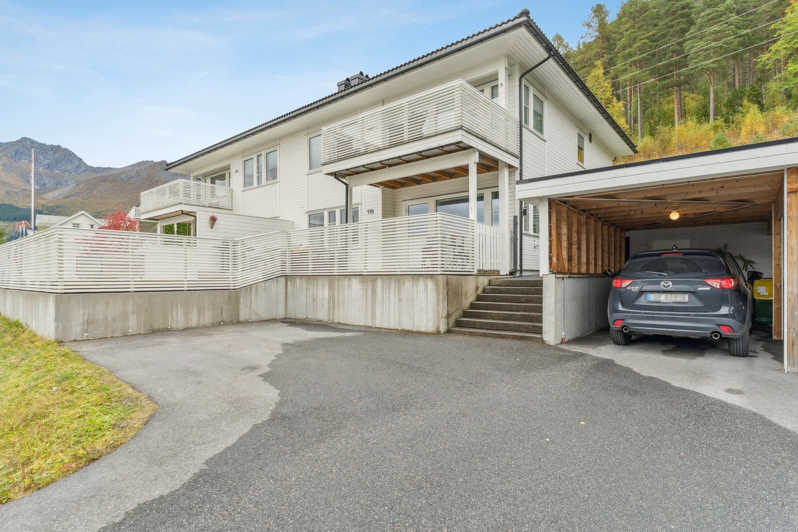 Behagelig parkering i carport. Galleribilde