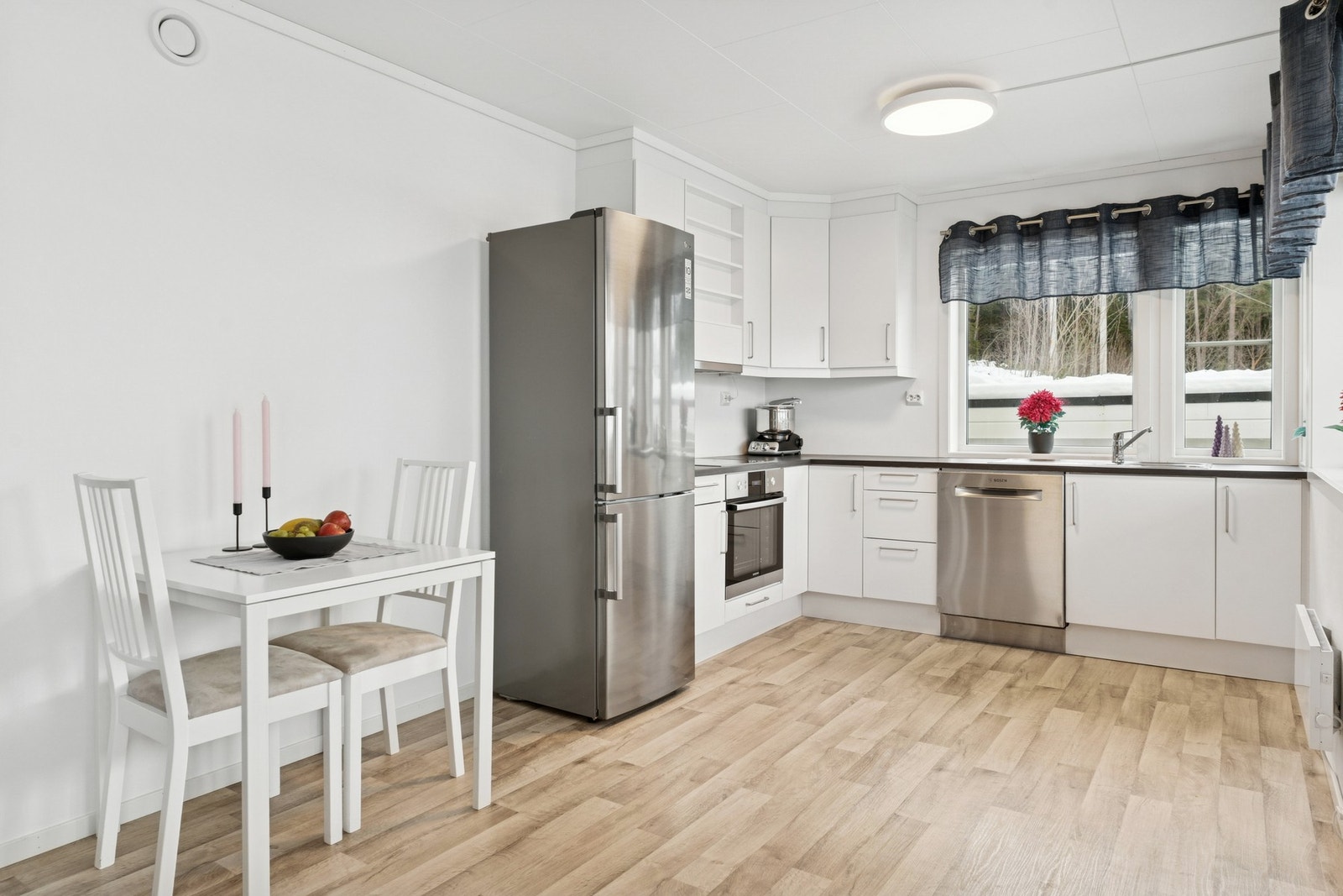 Det er også plass til en spisegruppe i tilknytning kjøkkenet. Galleribilde