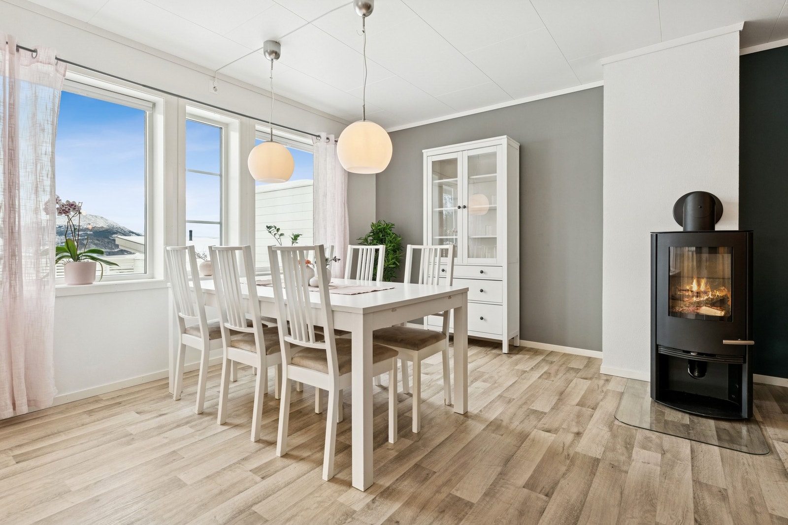 God plass til romslig og sosial spisegruppe. Galleribilde