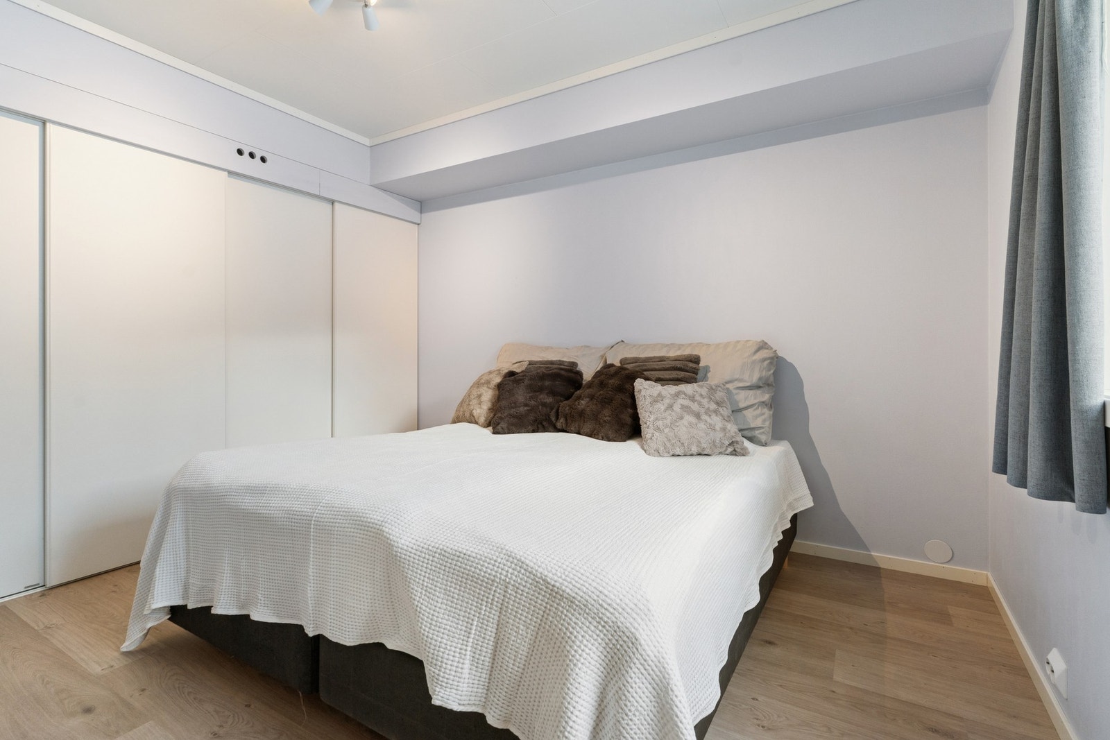 Hovedsoverom med god plass til dobbeltseng. Galleribilde