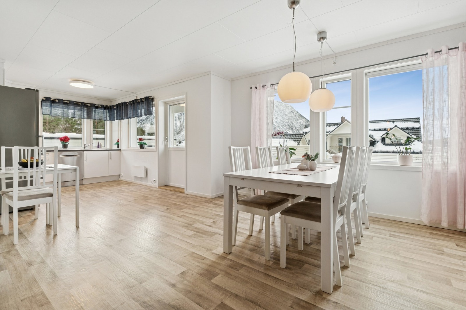 Stuen er i en sosial, åpen løsning mot kjøkkenet. Galleribilde