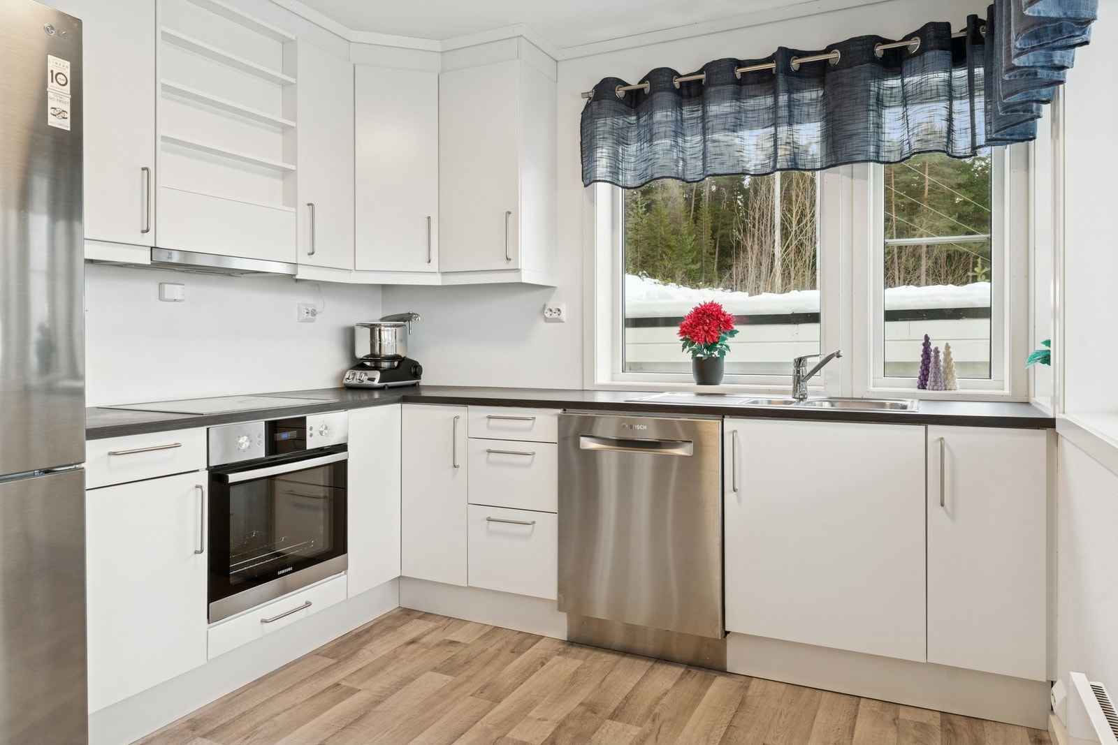 Her har du godt med skap- og benkeplass. Galleribilde