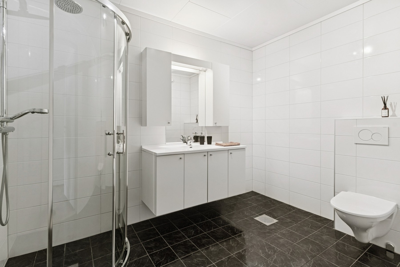 Romslig, flislagt baderom med elektriske varmekabler. Galleribilde