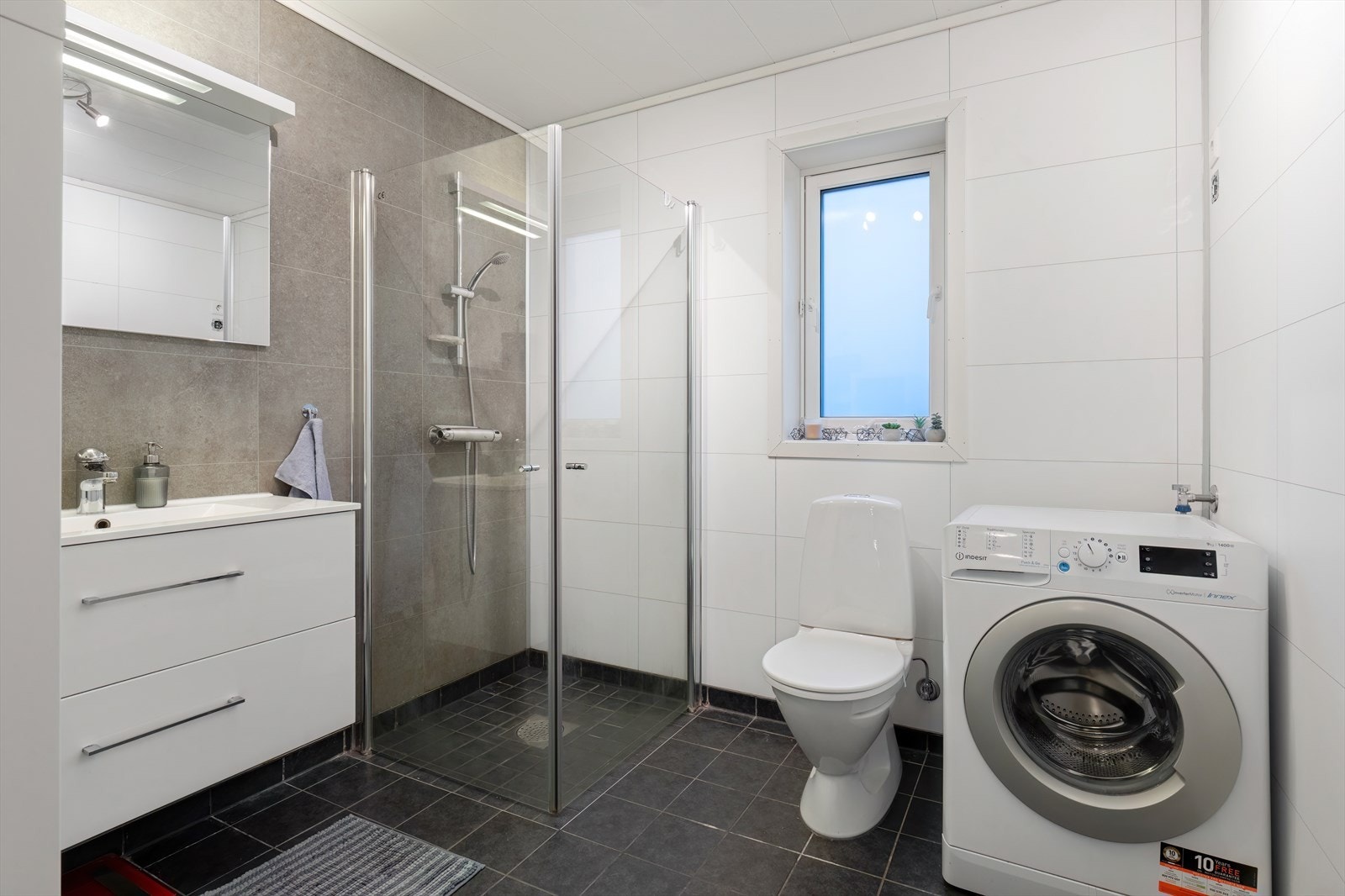 1.etg Flislagt bad i tidløs utførelse. Varmekabler i gulv Galleribilde