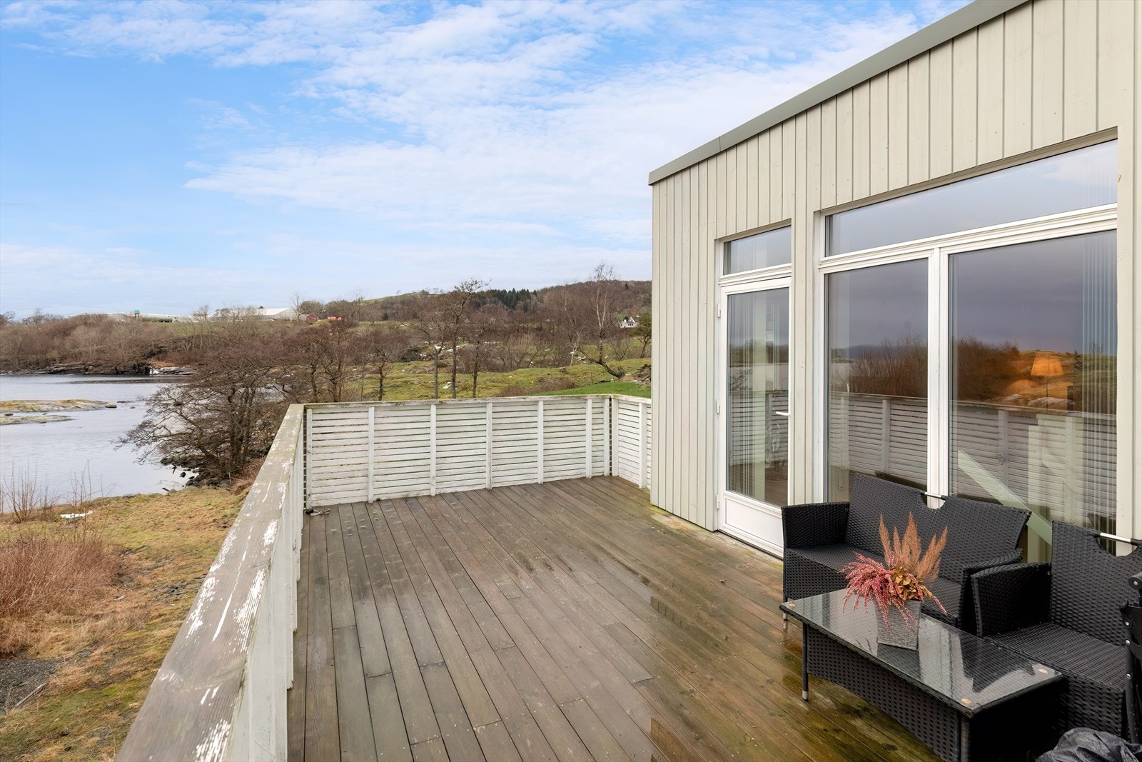 Fra stuen har man direkte adkomst til romslig og solrik balkong Galleribilde