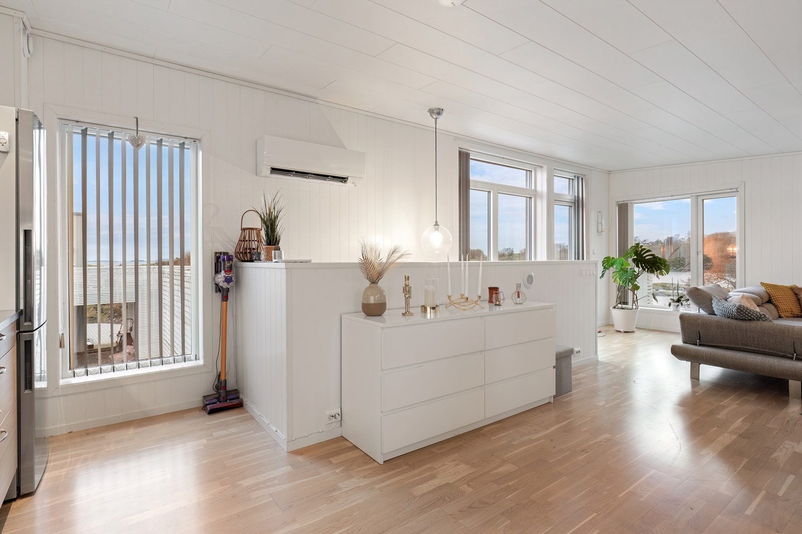 De gode vinduene gir rikelig med dagslys Galleribilde