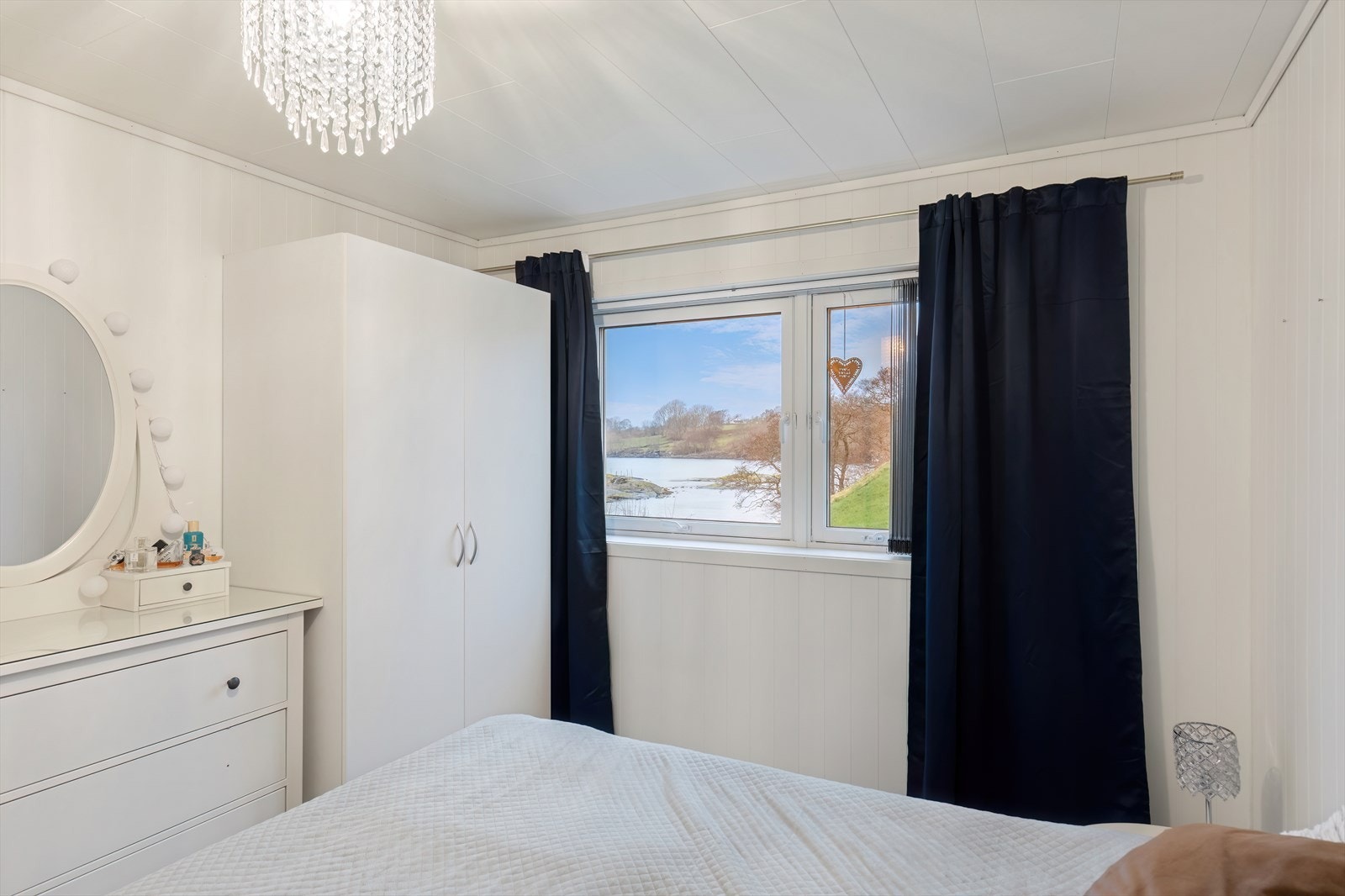 1.etg Soverom 1 er romslig med god plass til garderobe Galleribilde