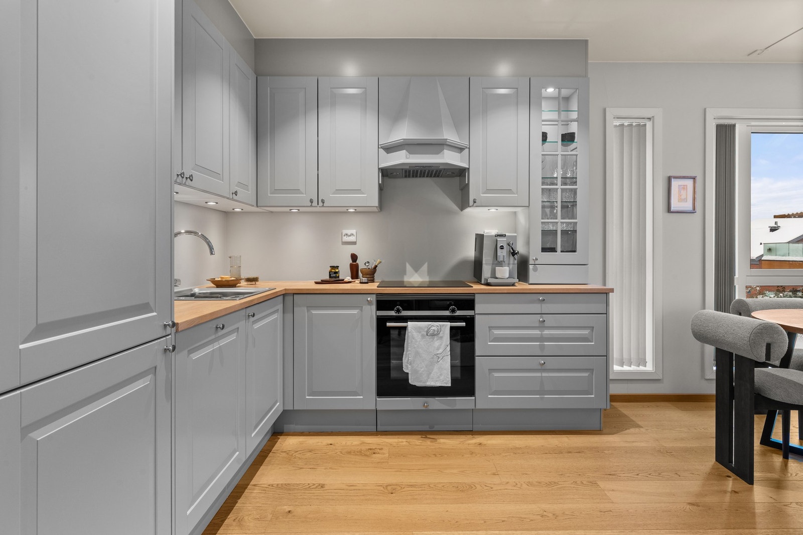 Kjøkkenet er stilrent, moderne og innbydende. Her får du en lysegrå Sigdal innredning fra 2021. Galleribilde