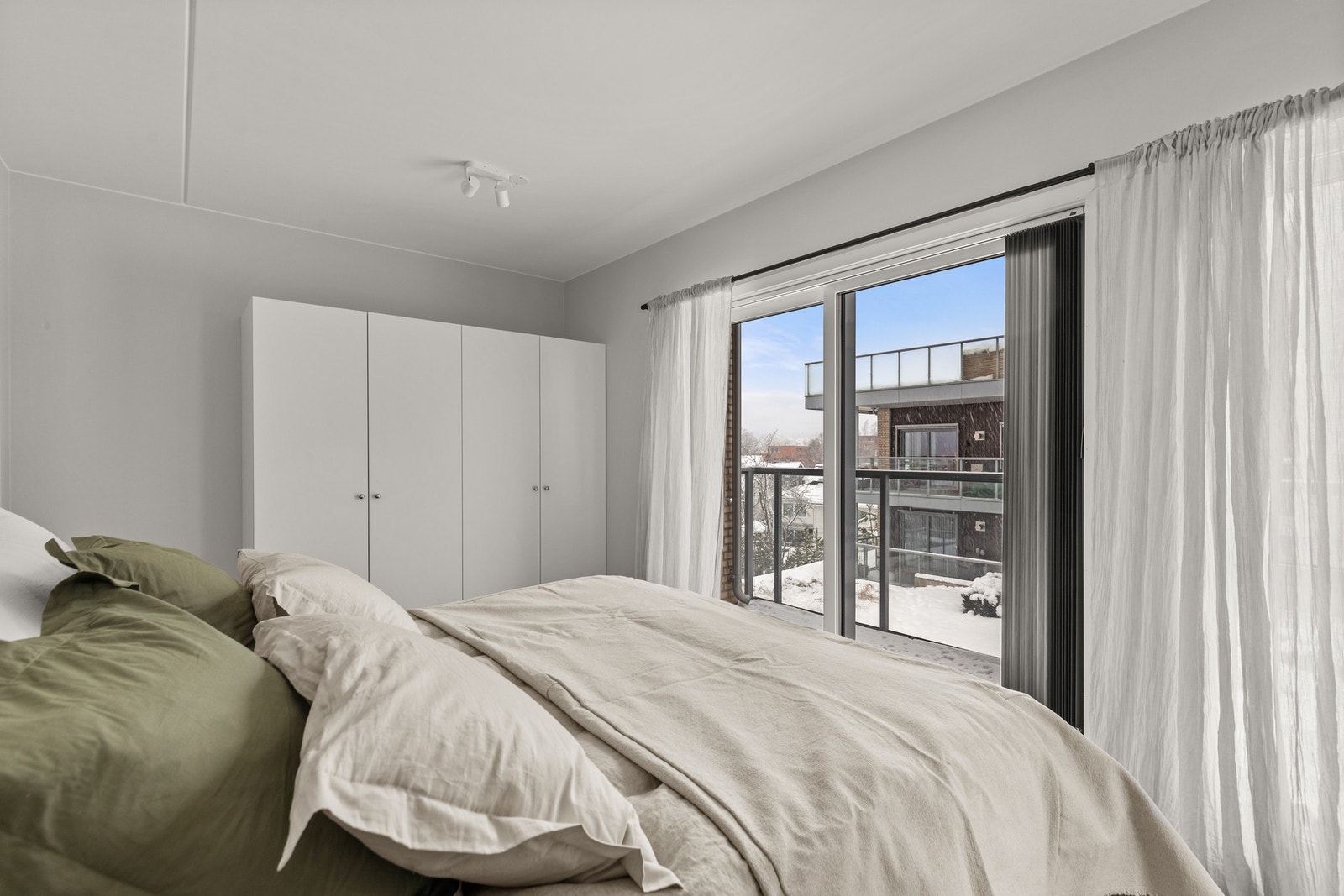 Hovedsoverommet fremstår som lyst og delikat, med plass til dobbeltseng og tilhørende møbler. Galleribilde