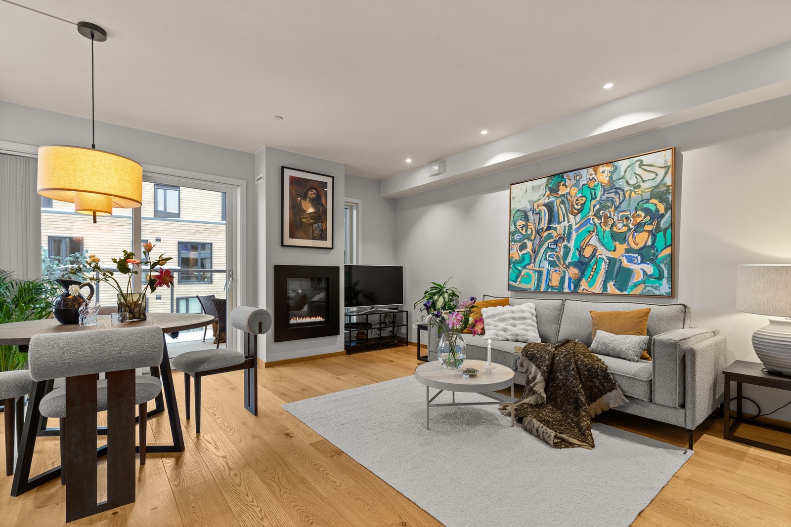 Her er det rikelig med plass til både en koselig sofagruppe og en stor spisestue - perfekt til både hverdagsliv og sosiale sammenkomster. Galleribilde