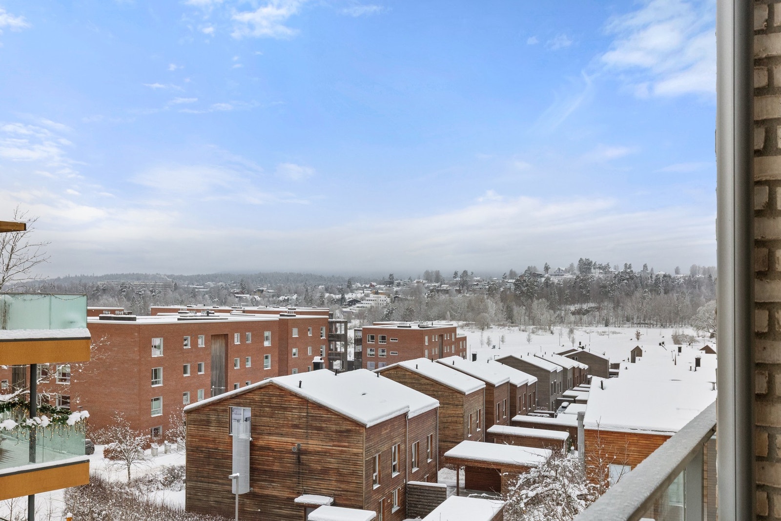 Prosjektet ligger høyt og fritt i terrenget, med vidt utsyn mot marka i vest og Nesoddlandet. Galleribilde
