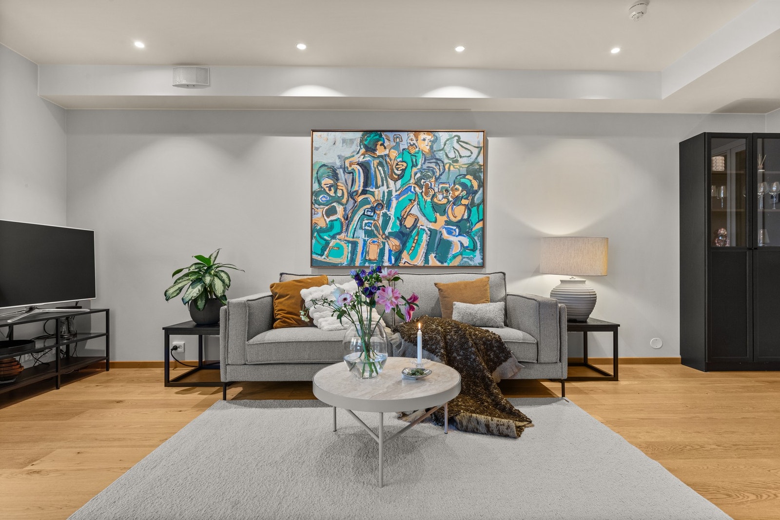 Leilighetens naturlige samlingspunkt er den romslige stuen med åpen planløsning. Galleribilde