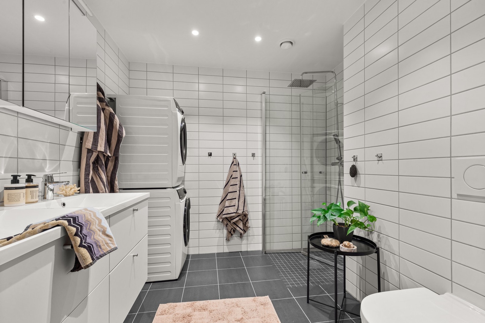 Badet er utført med flislagte gulv og vegger, downlights i himling og elektrisk gulvvarme. Rommet har mekanisk avtrekk som bidrar til tilfredsstillende ventilasjon og fuktregulering. Galleribilde