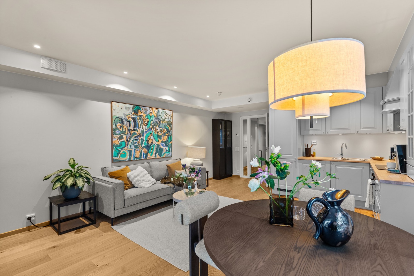 En 3-roms gjennomgående hjørneleilighet fra 2021. Høyt beliggende og med vidt utsyn, gasspeis, heis, og stor garasjeplass Galleribilde