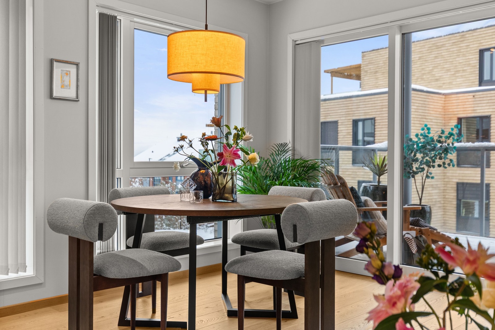 Store vindusflater slipper inn rikelig med naturlig lys og, sammen med lyse vegger, skaper de en luftig og behagelig atmosfære. Galleribilde