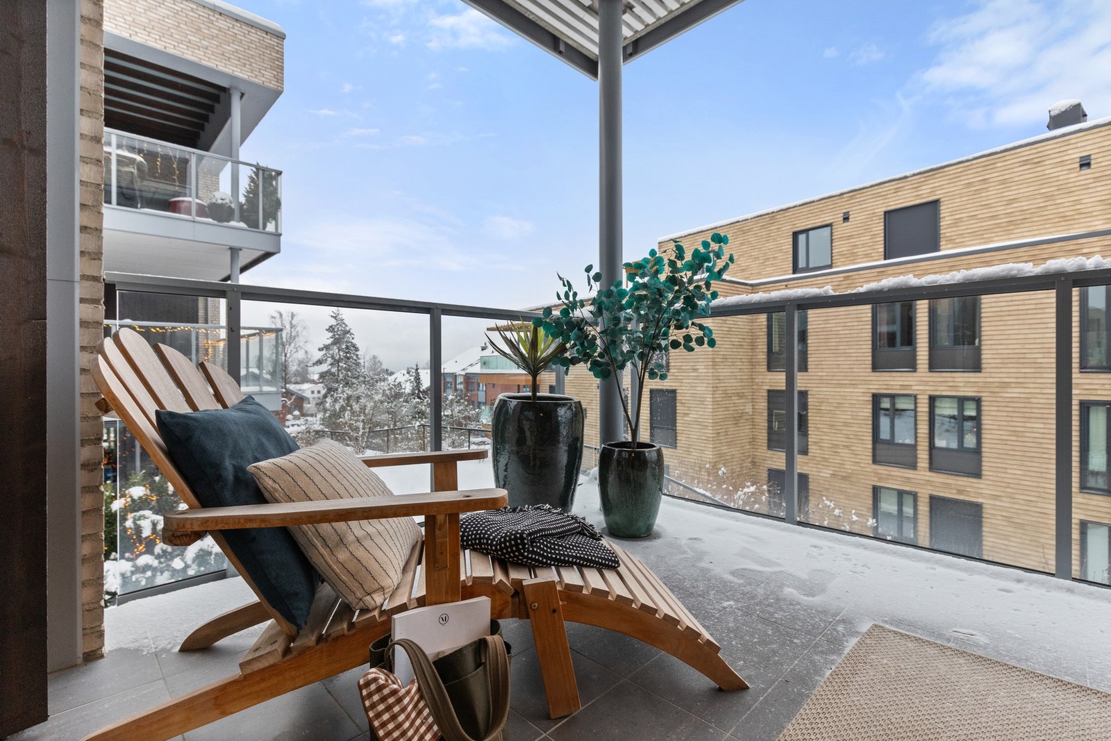 Leiligheten disponerer to balkonger: én nordvestvendt balkong på ca. 13 m² og én sørøstvendt balkong på ca. 6 m². Galleribilde