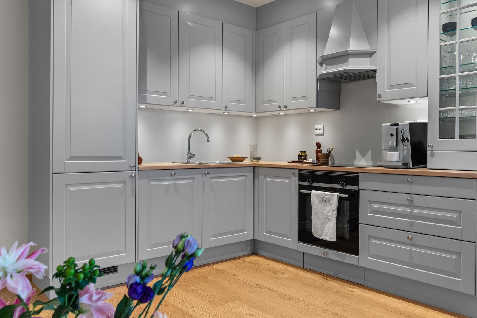 Innredningen er funksjonell og inneholder integrerte løsninger for kjøleskap, oppvaskmaskin og komfyr. Den underlimte kjøkkenvasken bidrar til det moderne uttrykket, og med rør-i-rør-system er vanntilførselen både trygg og pålitelig. Galleribilde