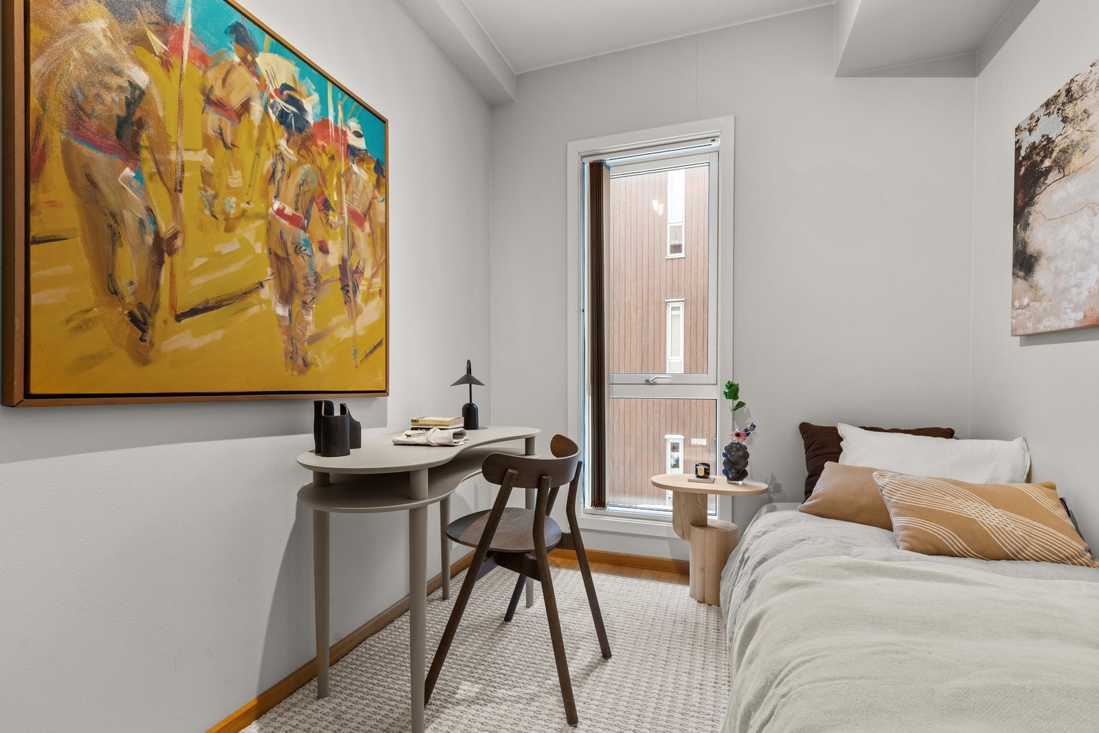 Begge soverommene vender mot rolige omgivelser og gir et behagelig sted å trekke seg tilbake for en god natts søvn. Galleribilde