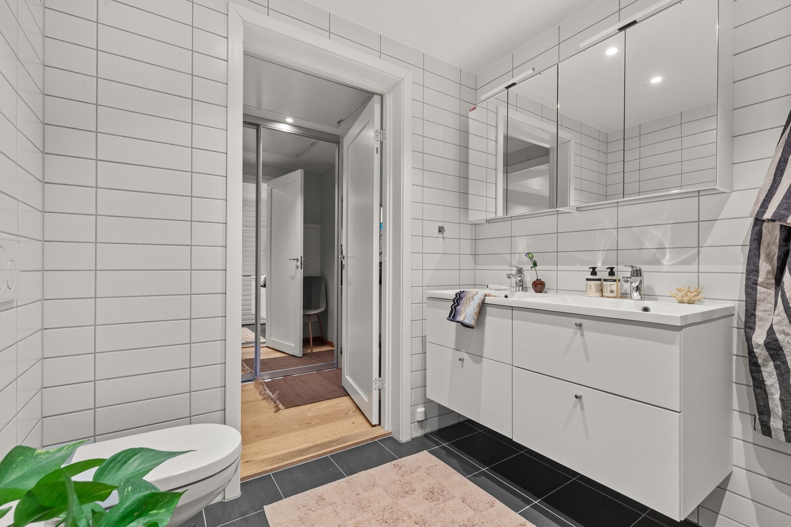 Badet er innredet med veggmontert wc samt servantskap med dobbel servant og ettgreps blandebatteri fra Grohe. Tettesjikt og membran er utført i henhold til vanlig moderne standard for å forebygge fuktskader. Galleribilde