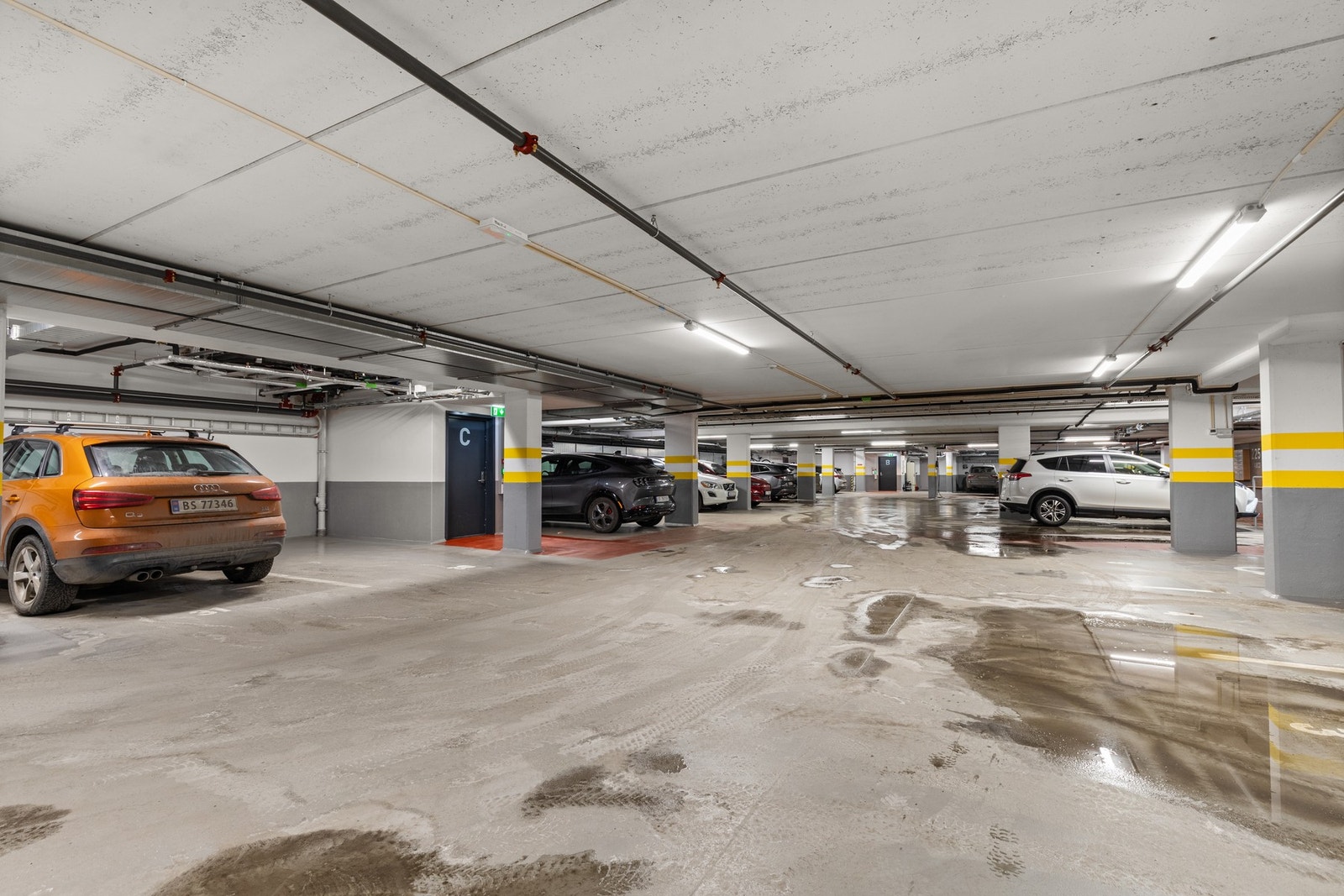 Det medfølger en garasjeplass med elbil lader i oppvarmet kjeller. Galleribilde